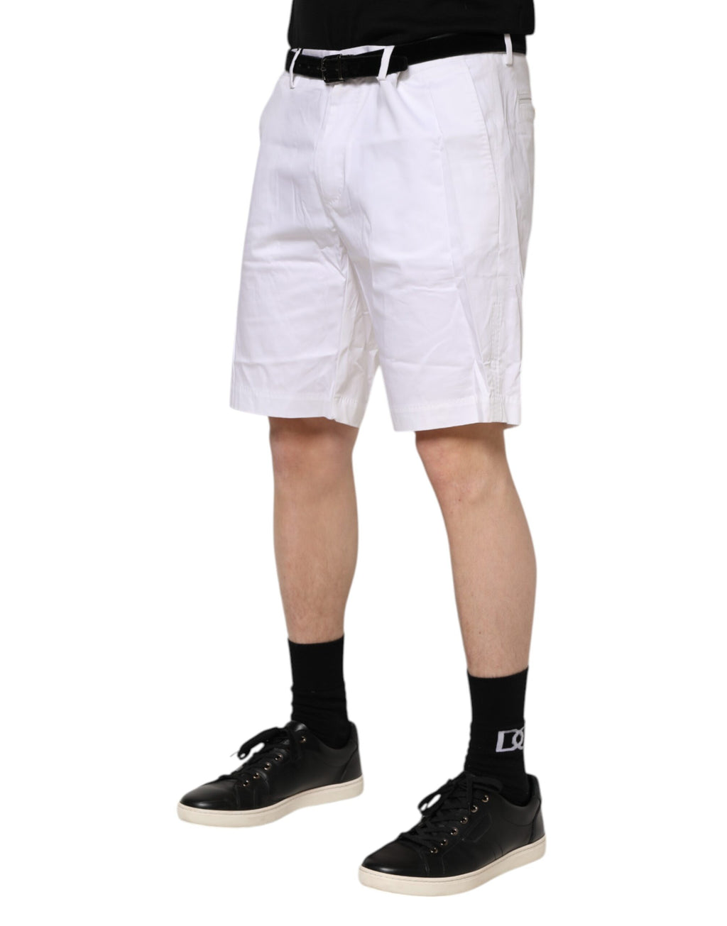 Shorts en coton extensible blancs Dolce & Gabbana, chino décontracté pour homme, vue de face sur un mannequin.