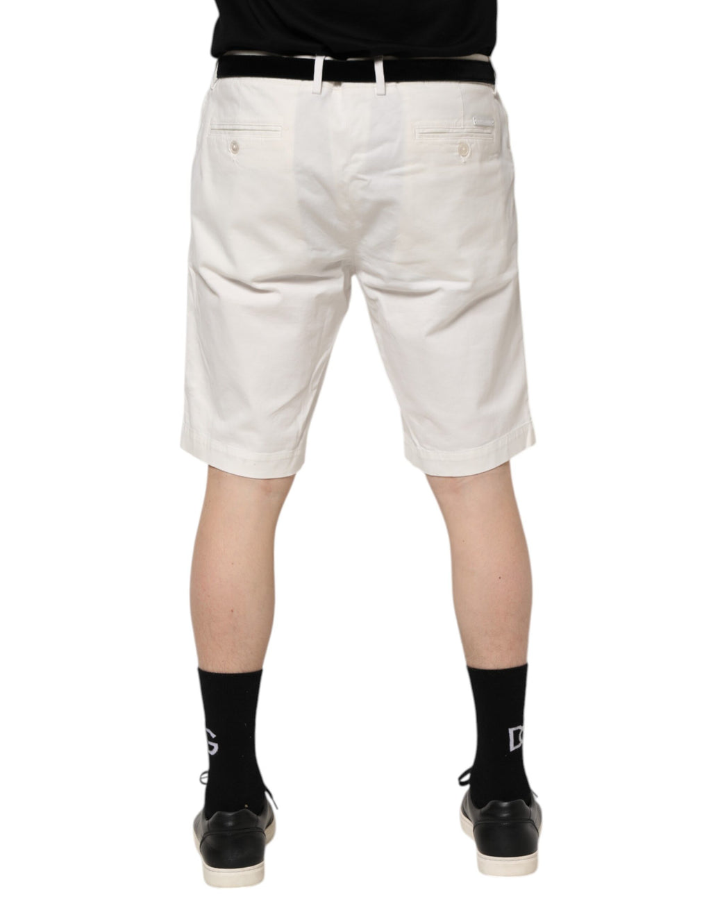 Pantalons chino blanc pour homme Dolce & Gabbana en coton stretch, shorts décontractés et élégants, vue de face sur modèle.