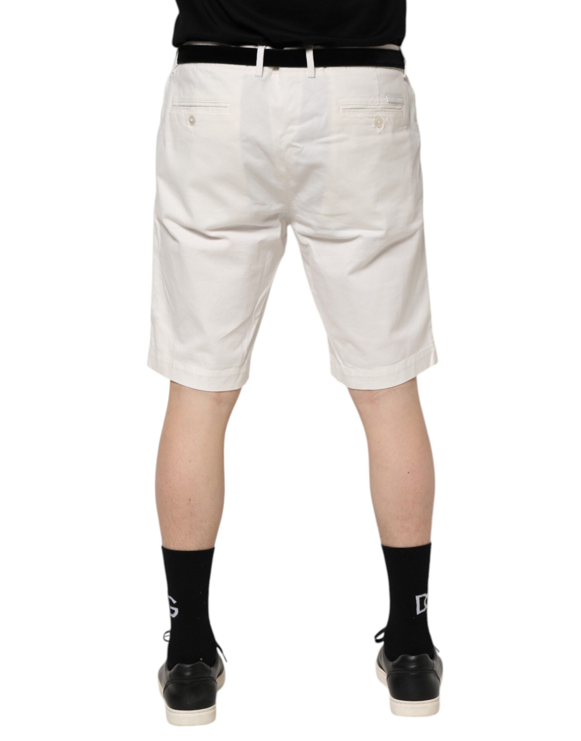 Pantalons chino blanc pour homme Dolce & Gabbana en coton stretch, shorts décontractés et élégants, vue de face sur modèle.