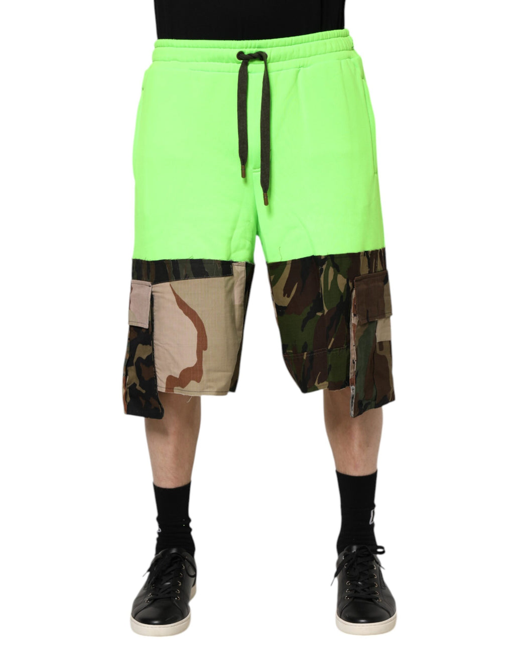 Shorts cargo bermuda homme Dolce & Gabbana à patchwork vert, style décontracté et tendance, visibles en image.