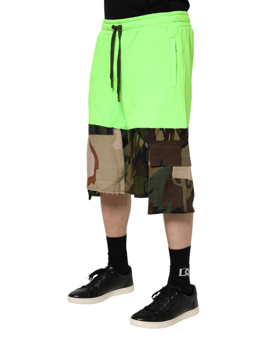 Shorts Bermuda cargo patchwork vert Dolce & Gabbana pour homme, style décontracté avec poches multiples et design tendance.