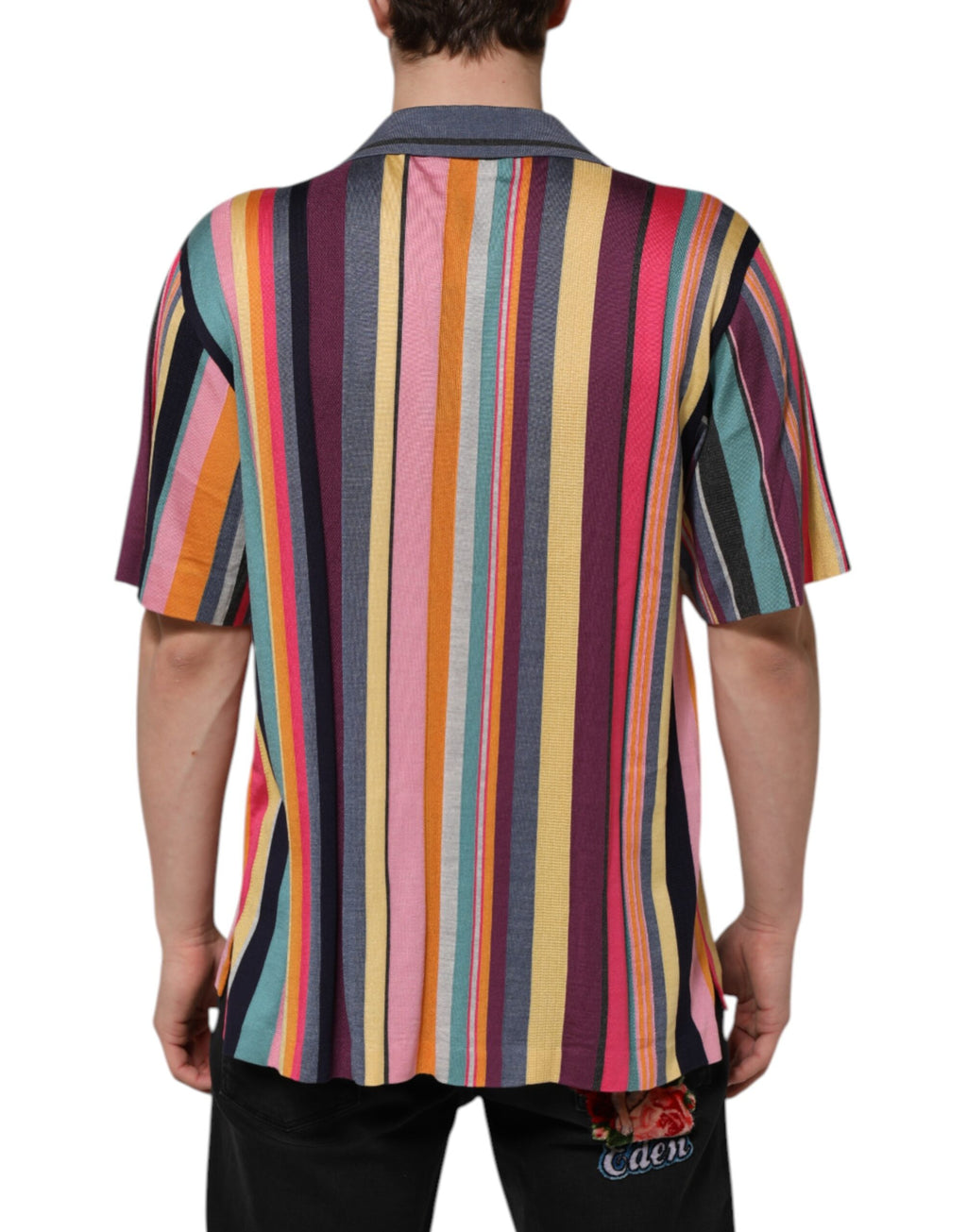 Polo pour homme Dolce & Gabbana à rayures multicolores avec col, en coton, porté sur un mannequin.