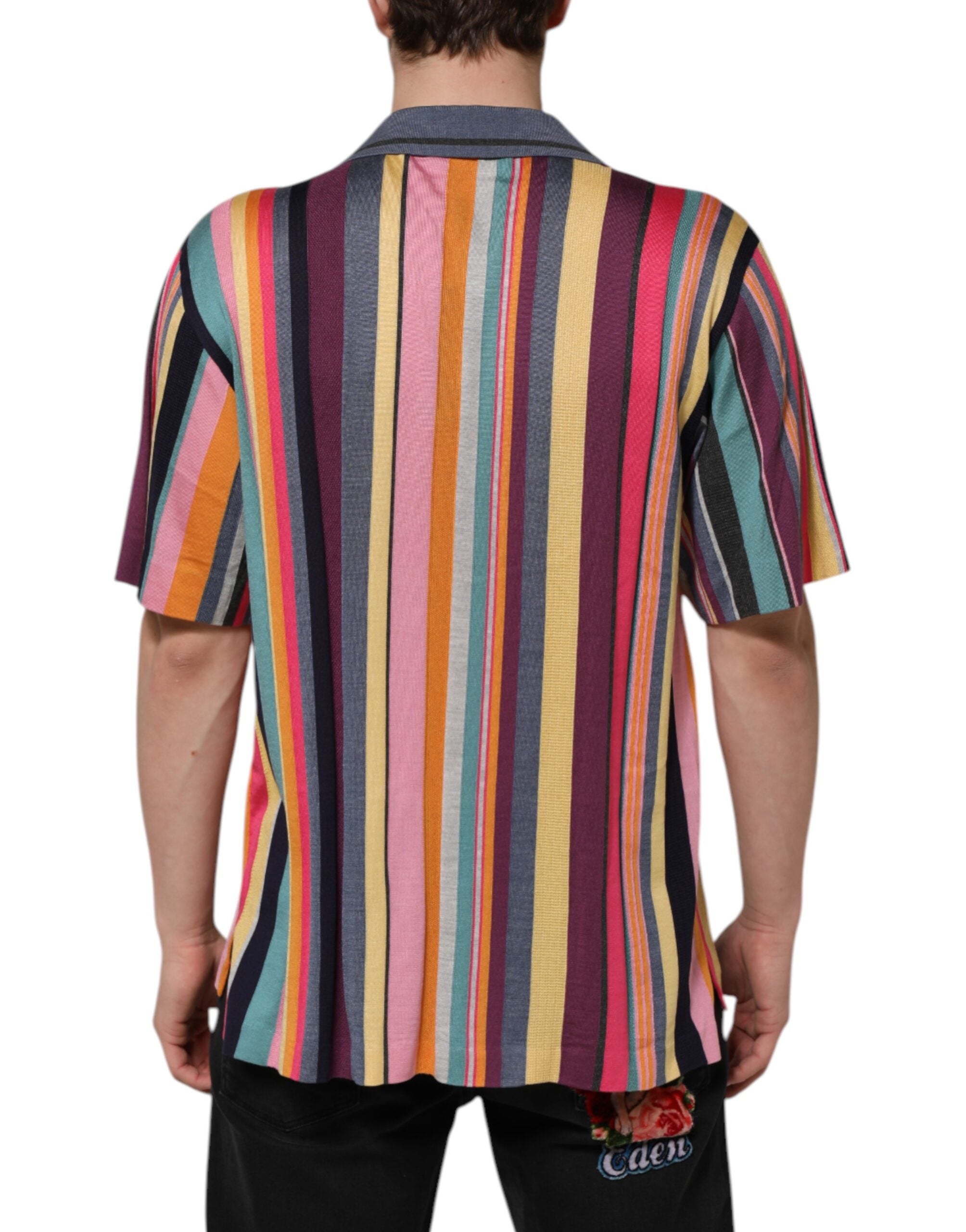 Polo pour homme Dolce & Gabbana à rayures multicolores avec col, en coton, porté sur un mannequin.
