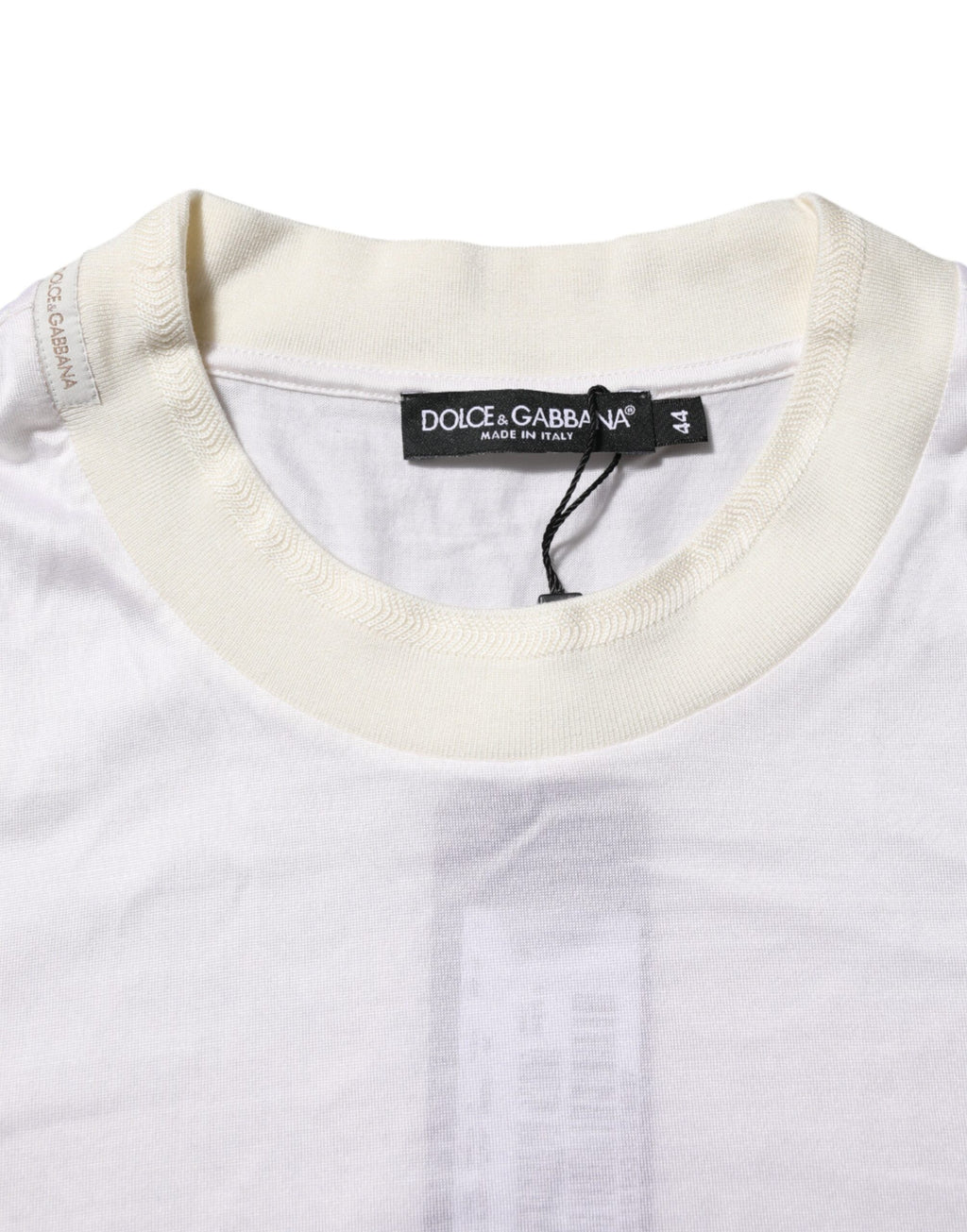 T-shirt en soie blanche Dolce & Gabbana à manches longues et col rond, élégante et douce, vue de face.