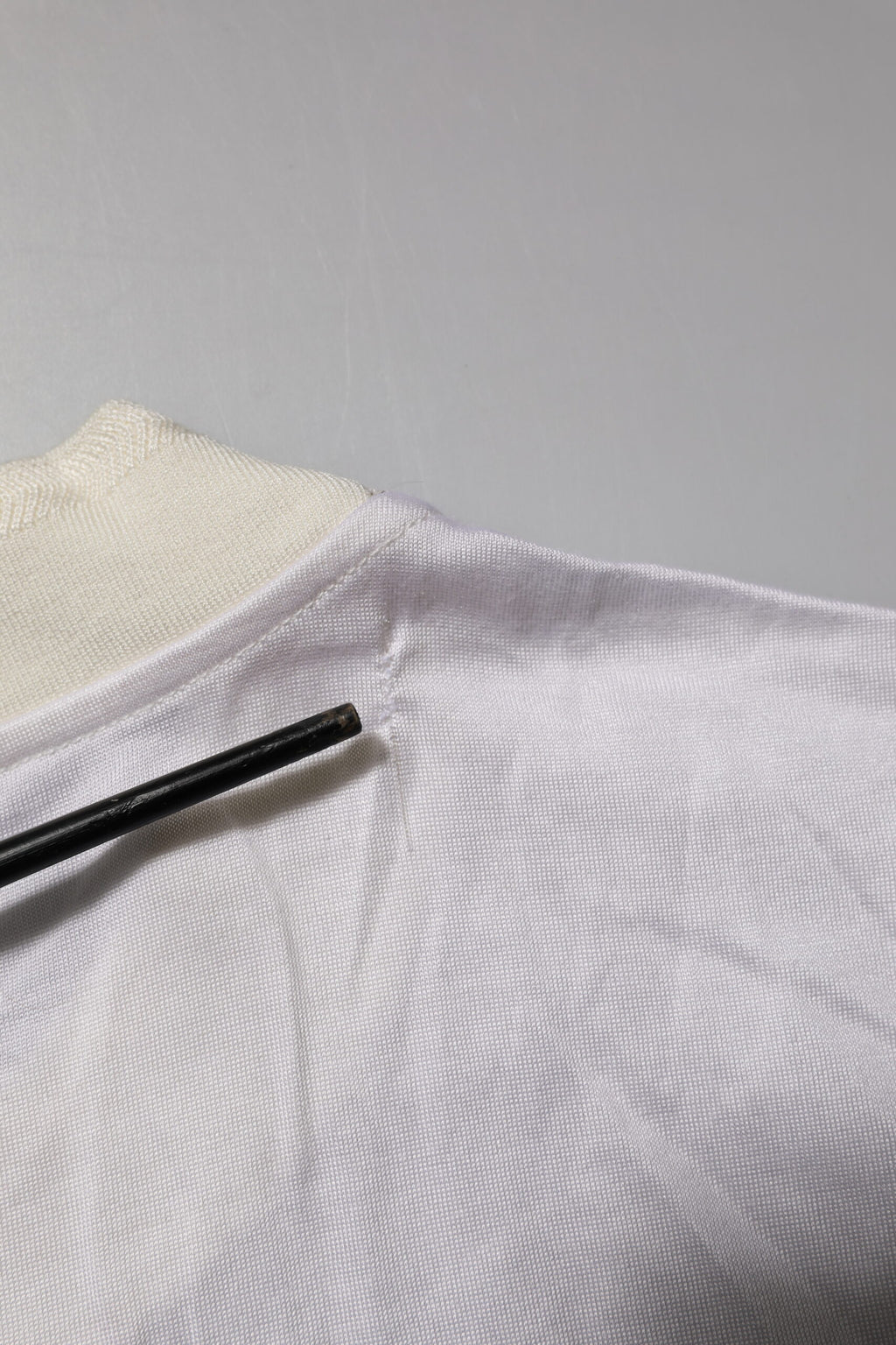 T-shirt blanc en soie à col rond et manches longues de Dolce & Gabbana, élégante et raffinée, vue de face.
