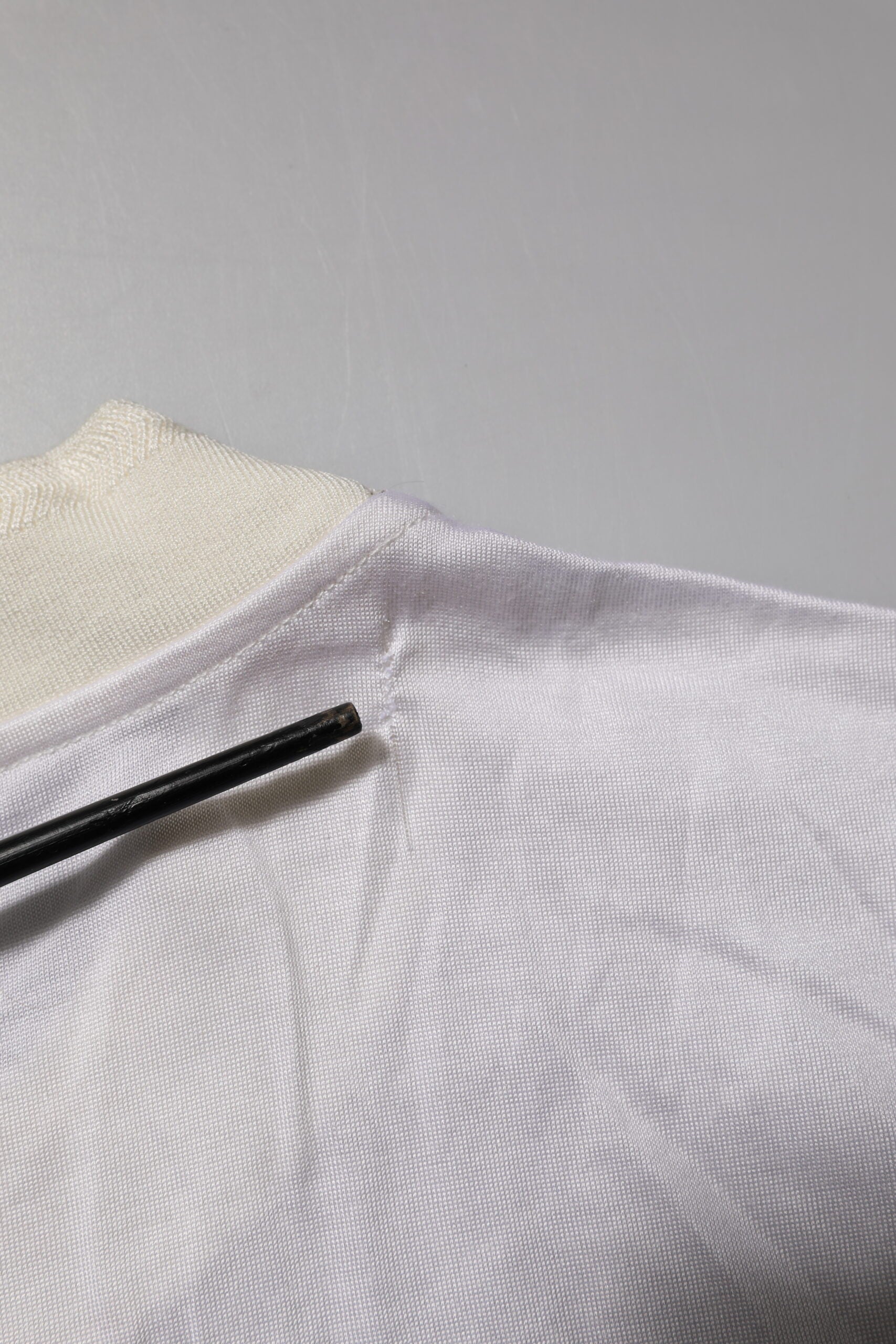 T-shirt blanc en soie à col rond et manches longues de Dolce & Gabbana, élégante et raffinée, vue de face.