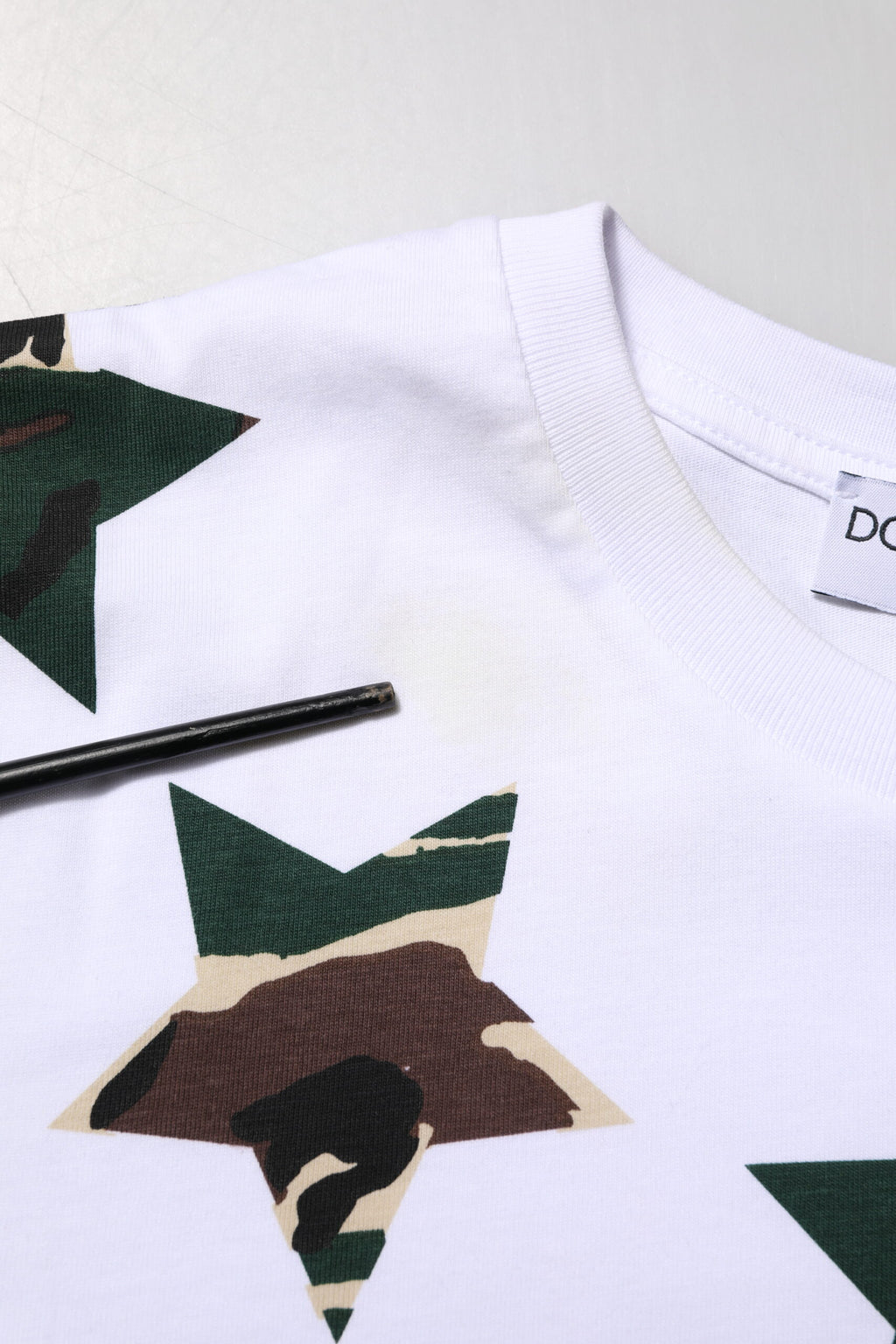 T-shirt homme blanc à camouflage en coton Dolce & Gabbana avec col rond, vue de face.