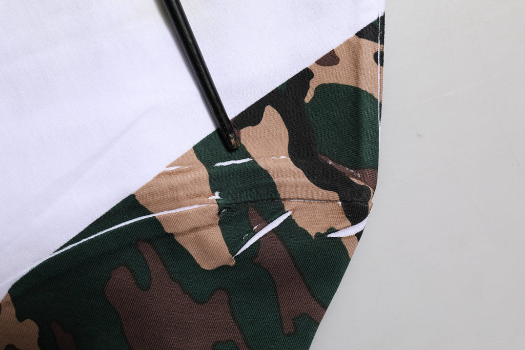 T-shirt blanc à motif camouflage en coton Dolce & Gabbana pour homme, col ras du cou, style décontracté.