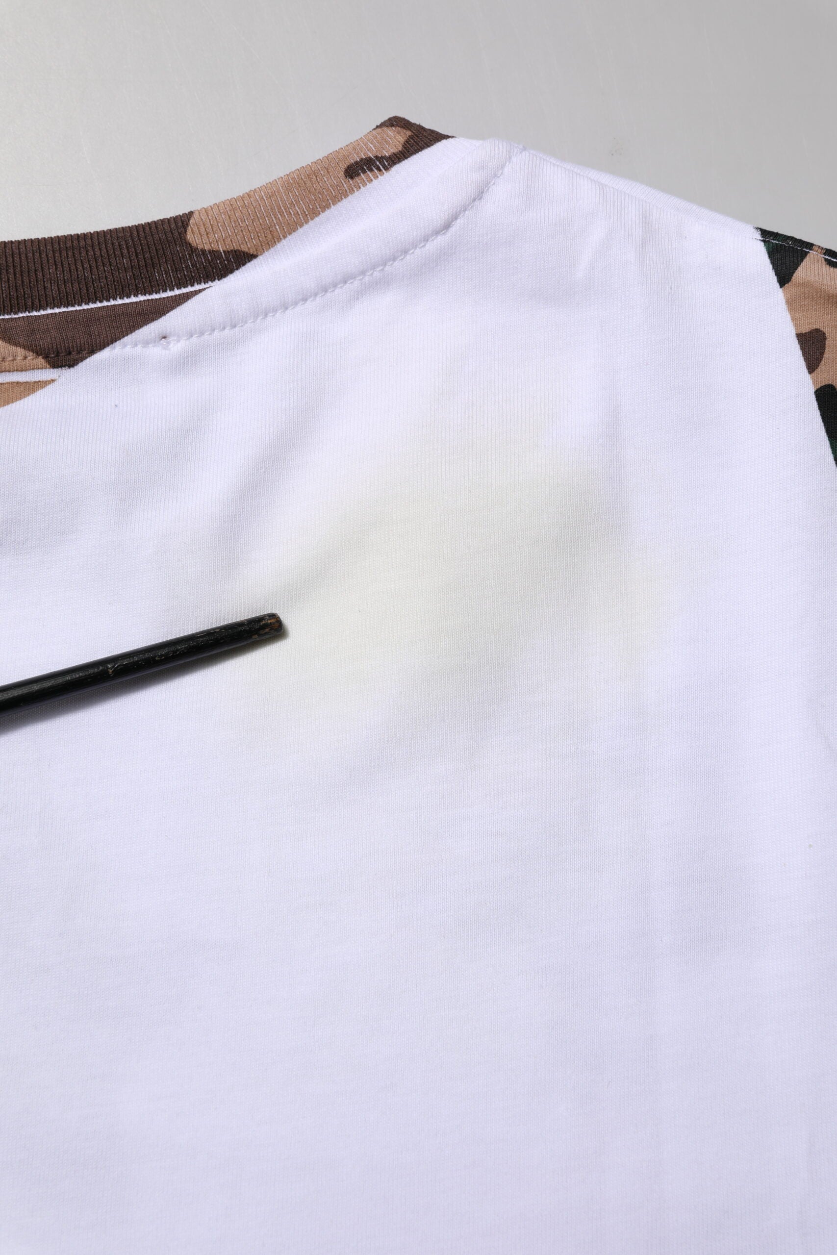 T-shirt blanc à motif camouflage en coton pour homme de Dolce & Gabbana avec col ras du cou.