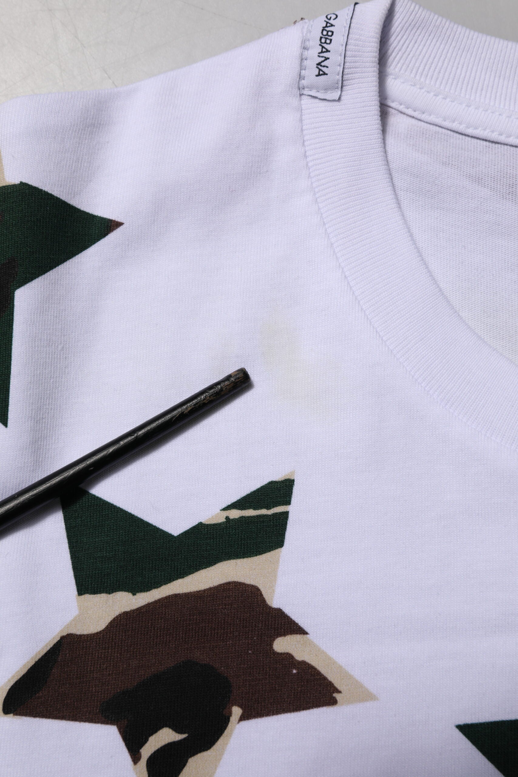 T-shirt blanc à motif camouflage en coton pour homme de Dolce & Gabbana, col rond, style décontracté.