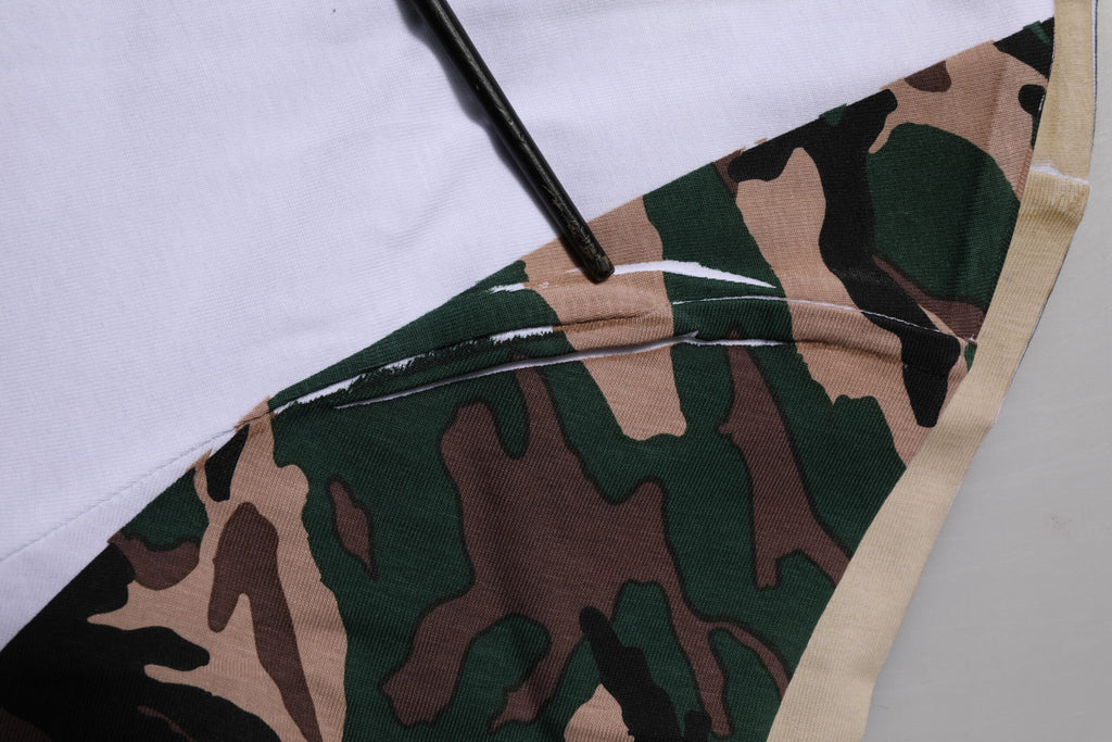 T-shirt blanc à motif camouflage en coton pour hommes de Dolce & Gabbana, col rond, style décontracté.