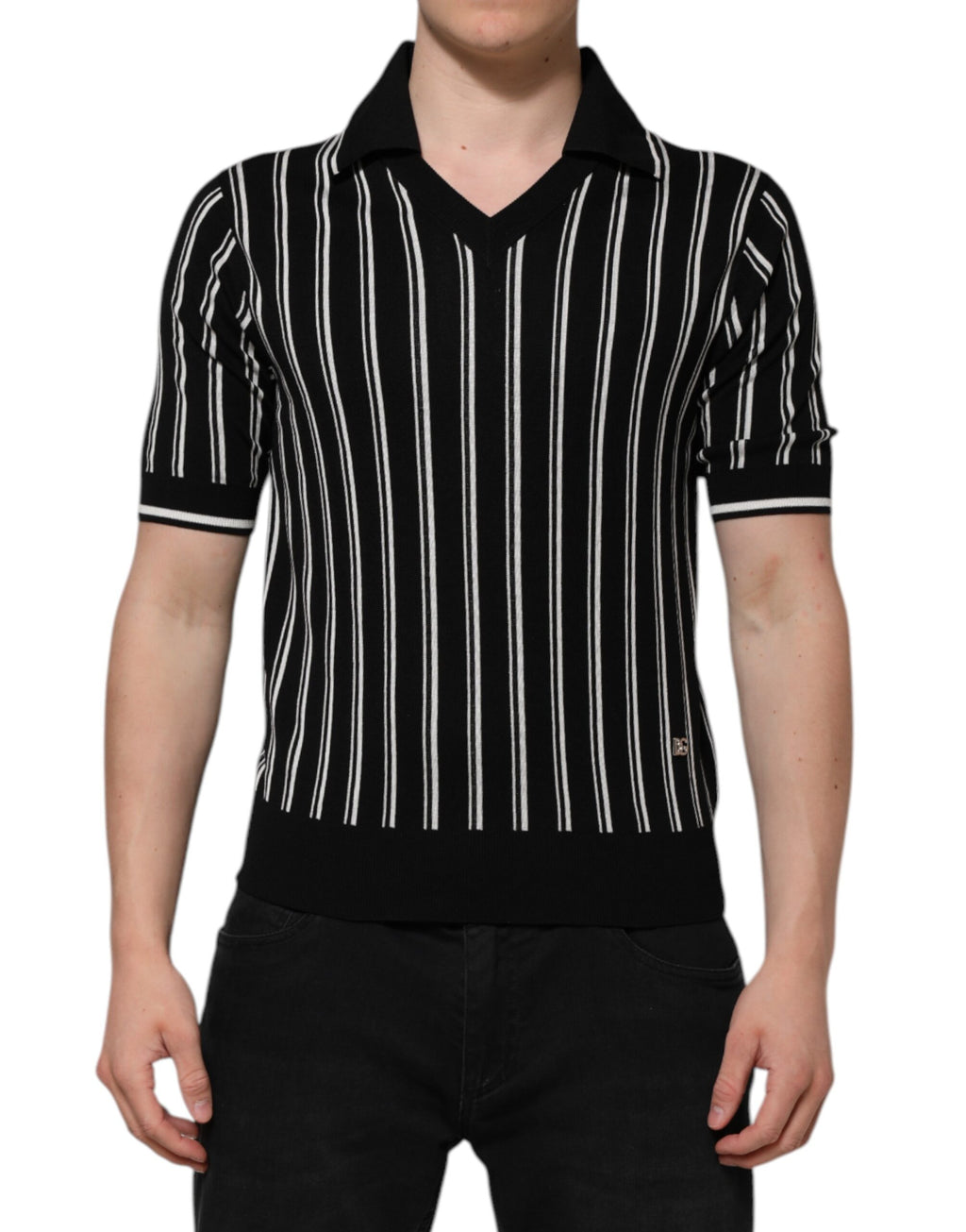 T-shirt polo Dolce & Gabbana à rayures noires et blanches avec col, vue de face sur fond blanc.