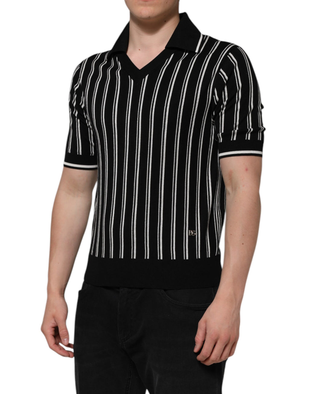 Polo à rayures noires et blanches Dolce & Gabbana avec col, porté comme vêtement de mode pour homme.