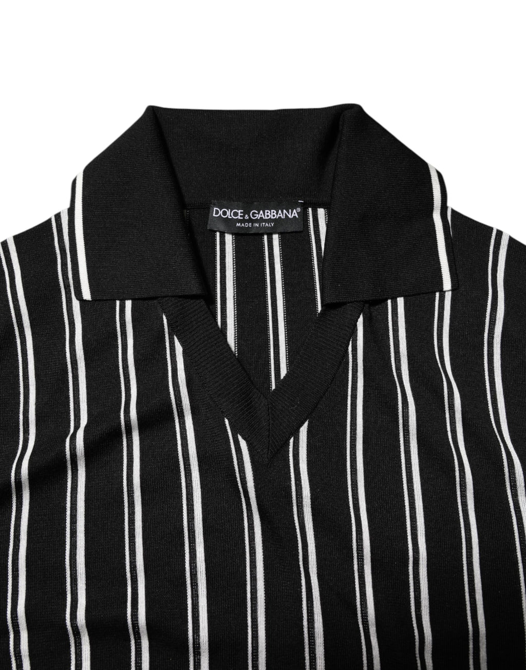 Polo à col Dolce & Gabbana en noir et blanc à rayures, t-shirt élégant avec logo distinctif.