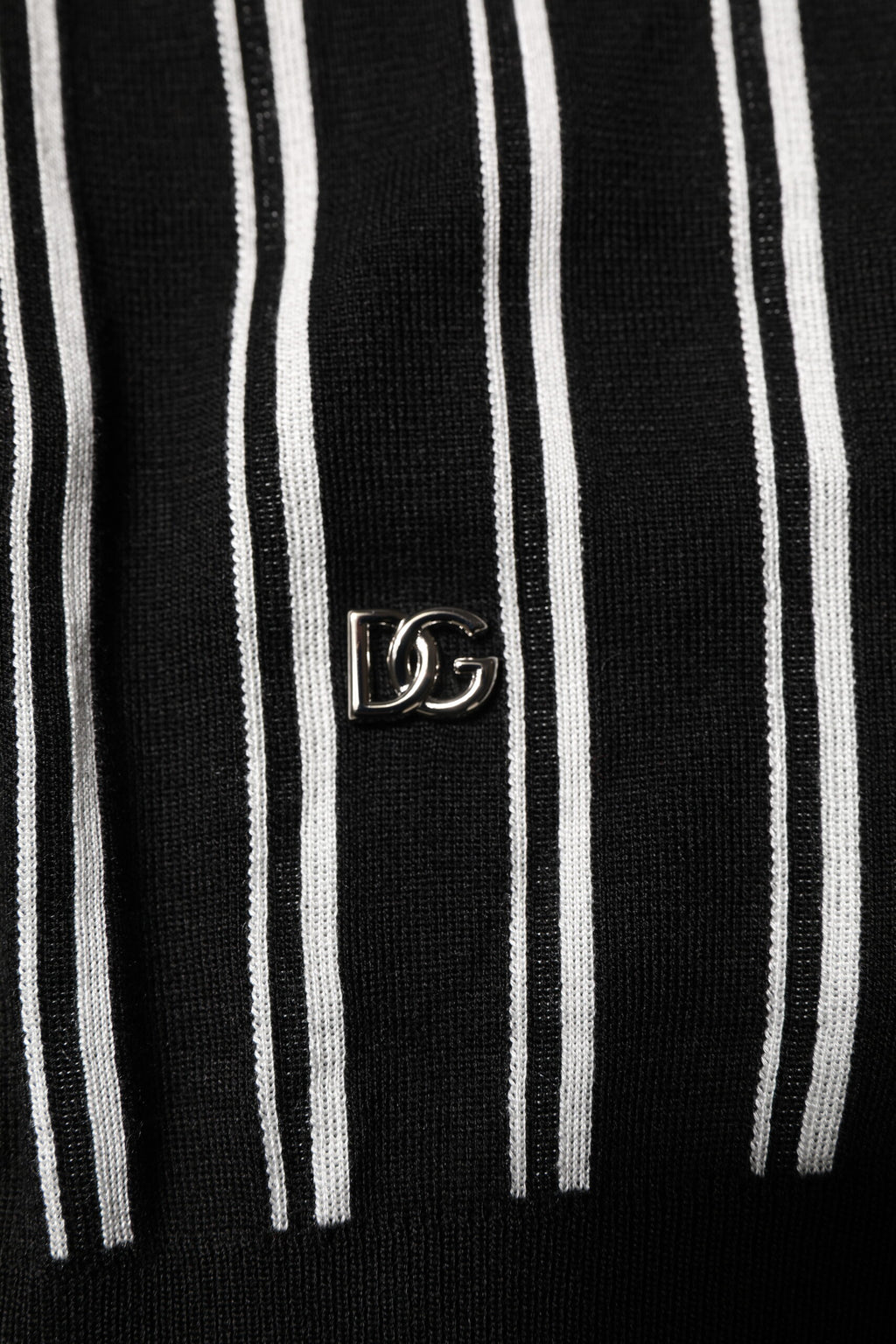 Polo col rond Dolce & Gabbana à rayures noires et blanches avec col, t-shirt pour homme, style élégant et classique.