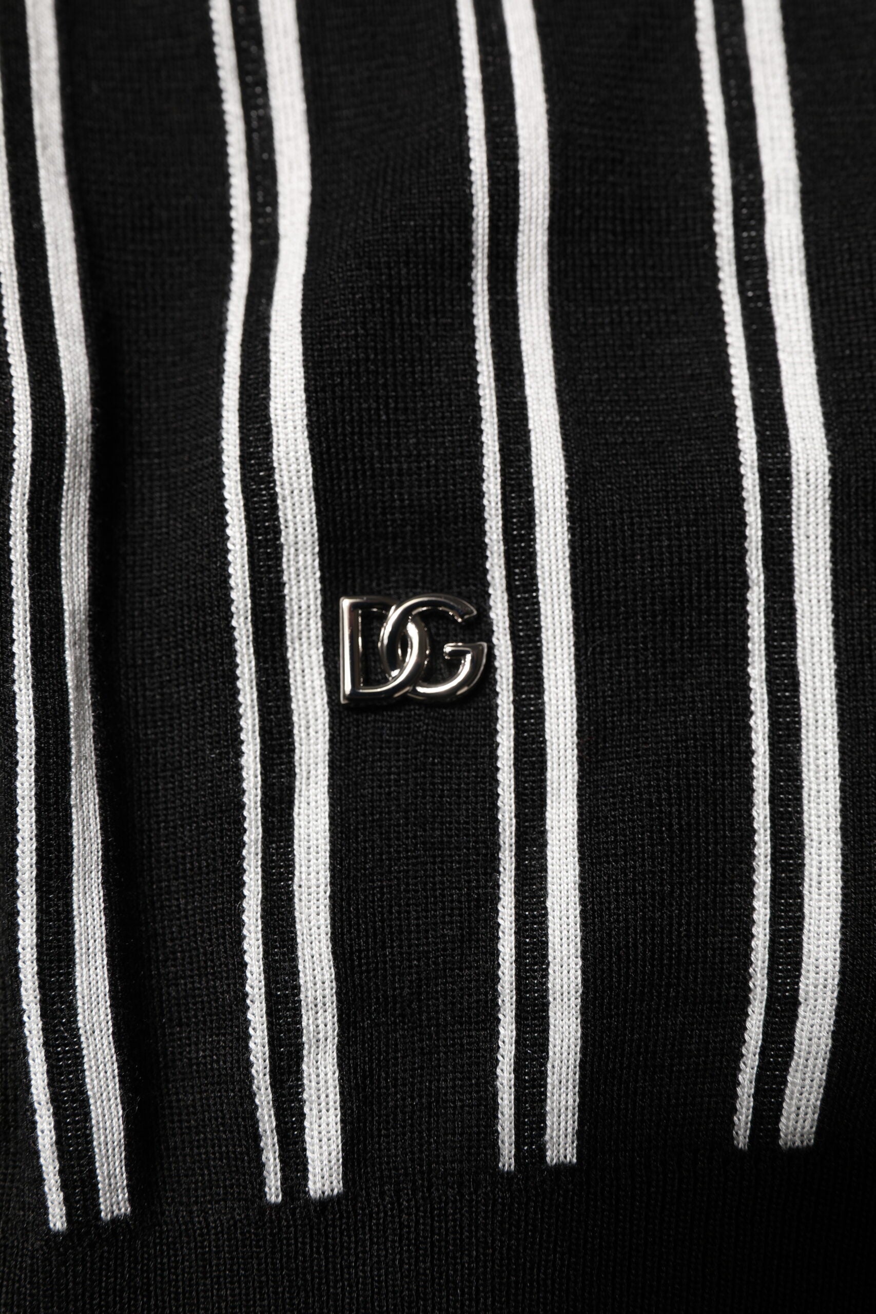 Polo col rond Dolce & Gabbana à rayures noires et blanches avec col, t-shirt pour homme, style élégant et classique.