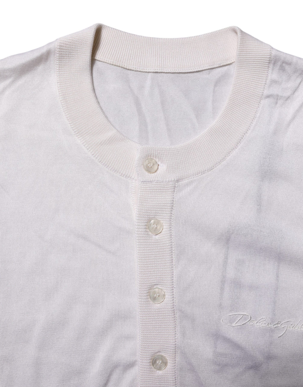 T-shirt à manches courtes en soie blanche Dolce & Gabbana pour homme, style Henley, avec col boutonné et finition élégante.