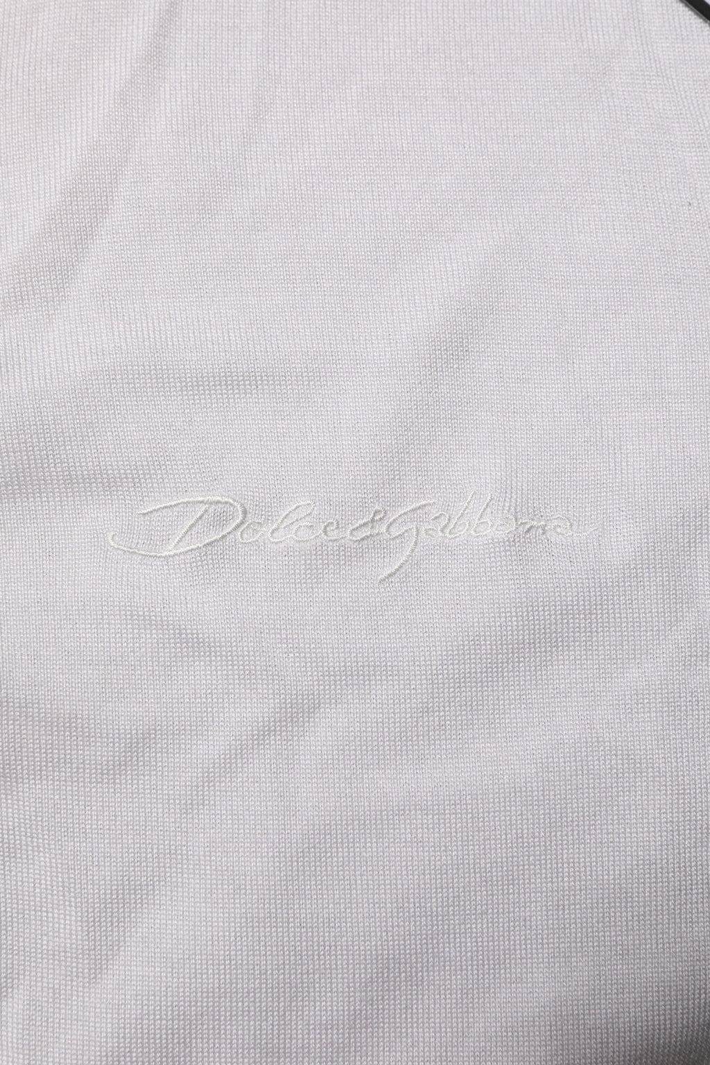 T-shirt homme à manches courtes en soie blanche Dolce & Gabbana, style Henley avec col boutonné, vue de face.