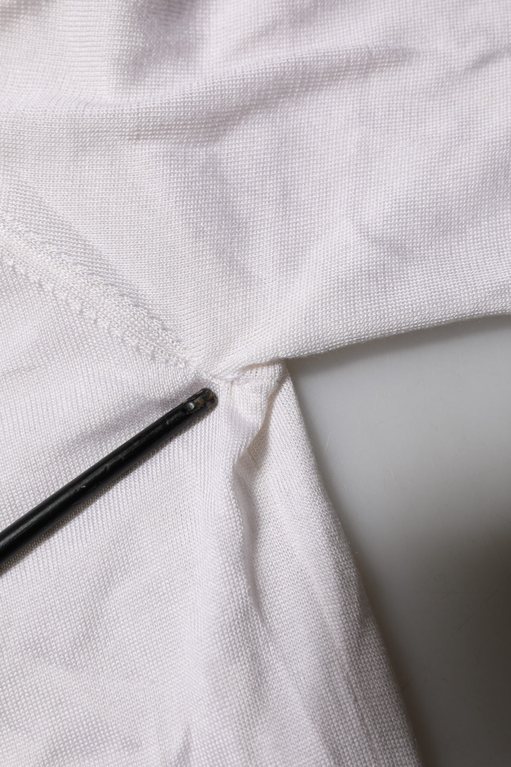 T-shirt homme Dolce & Gabbana en soie blanche à manches courtes et col henley, élégant et confortable.