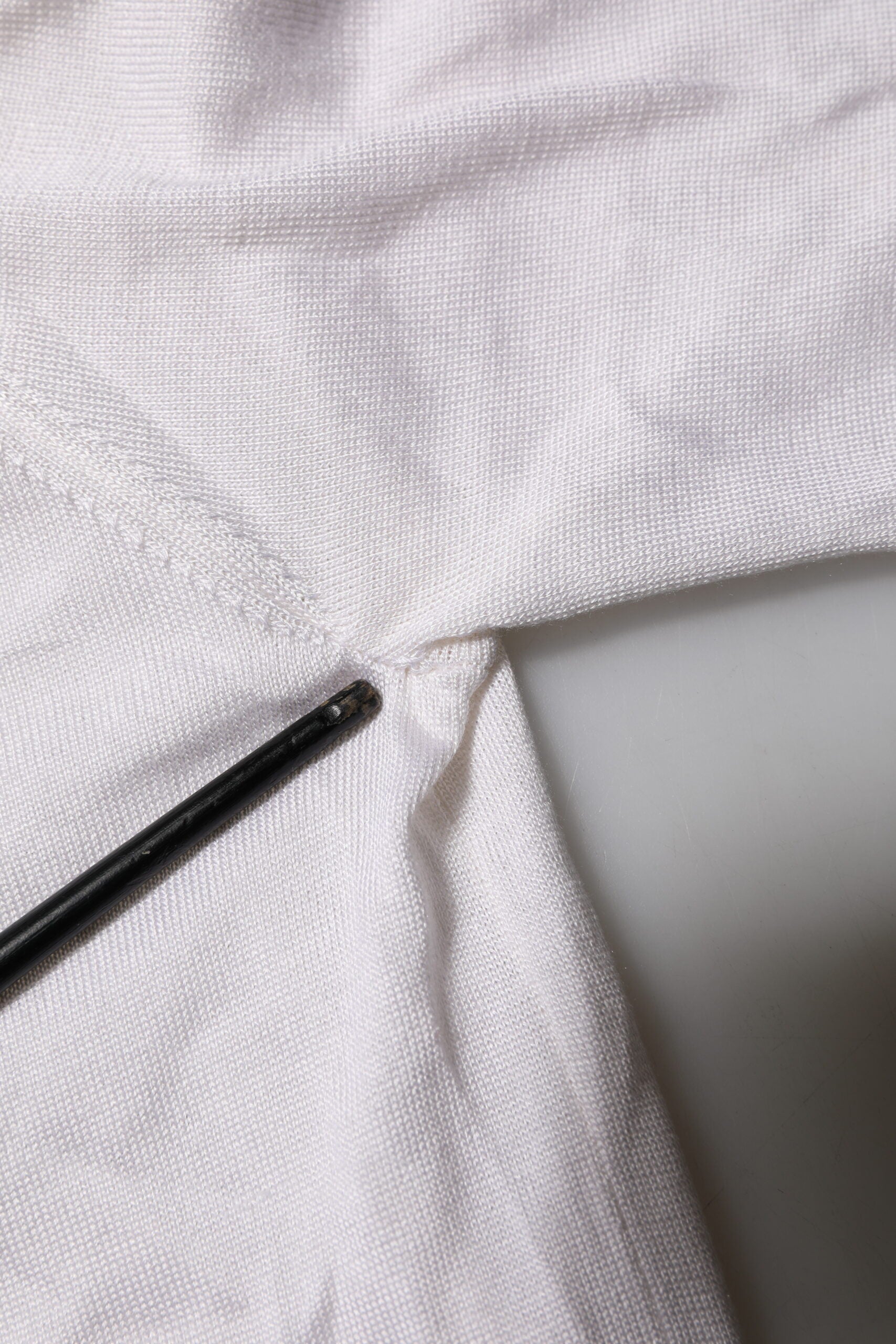 T-shirt homme Dolce & Gabbana en soie blanche à manches courtes et col henley, élégant et confortable.