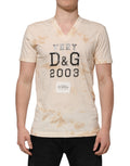 T-shirt beige à logo Dolce & Gabbana à manches courtes et col en V, design élégant avec impression de logo visible.