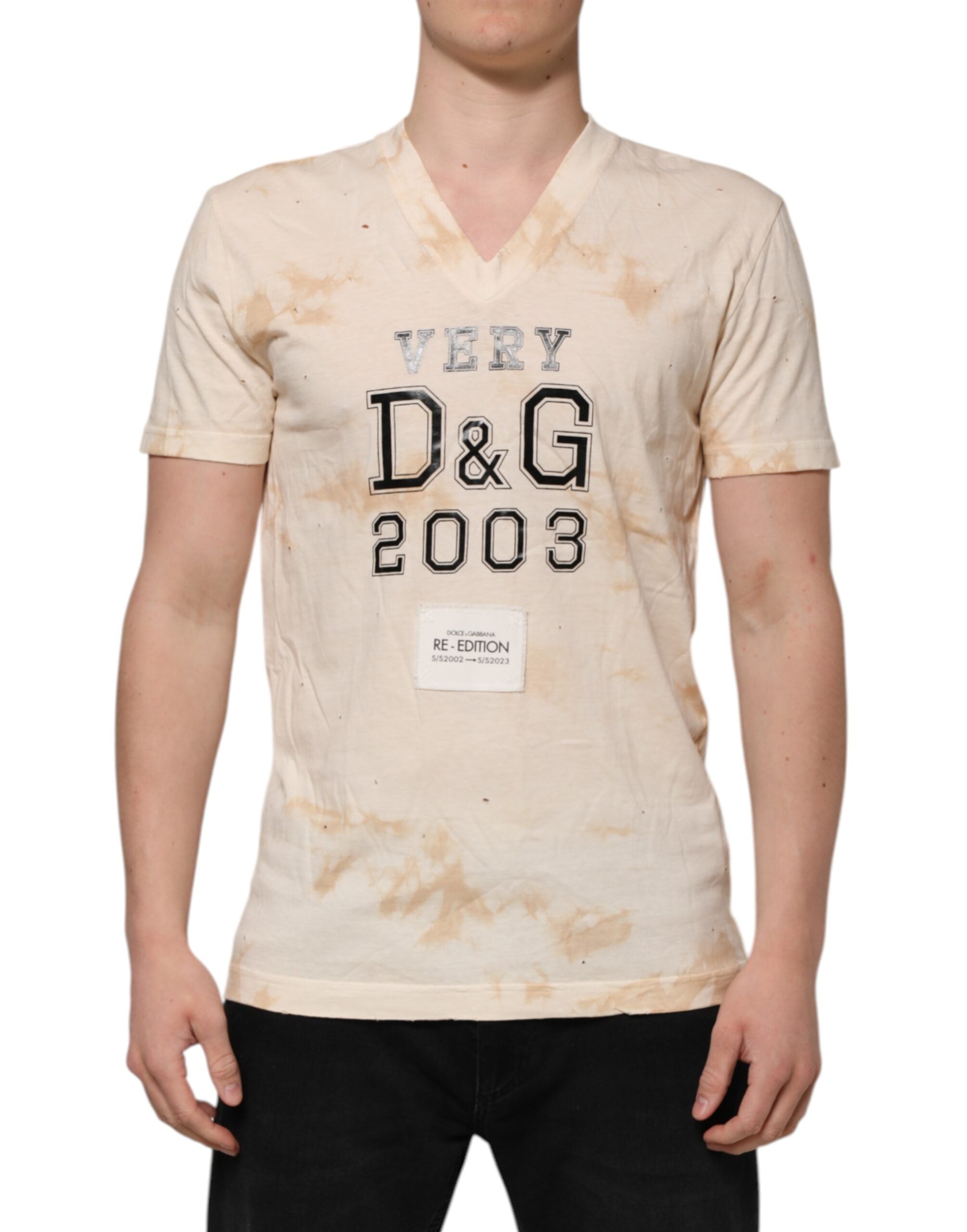 T-shirt beige à logo Dolce & Gabbana à manches courtes et col en V, design élégant avec impression de logo visible.