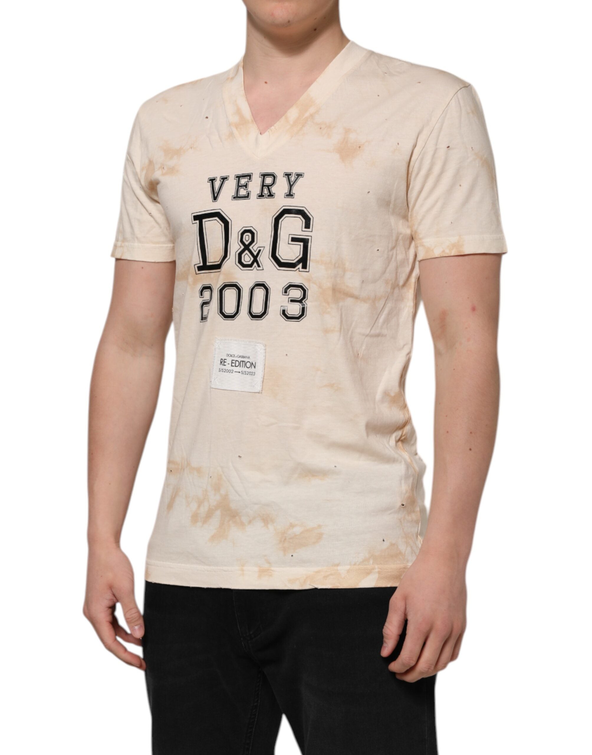 T-shirt à manches courtes beige Dolce & Gabbana avec logo imprimé et col en V, style décontracté et élégant.