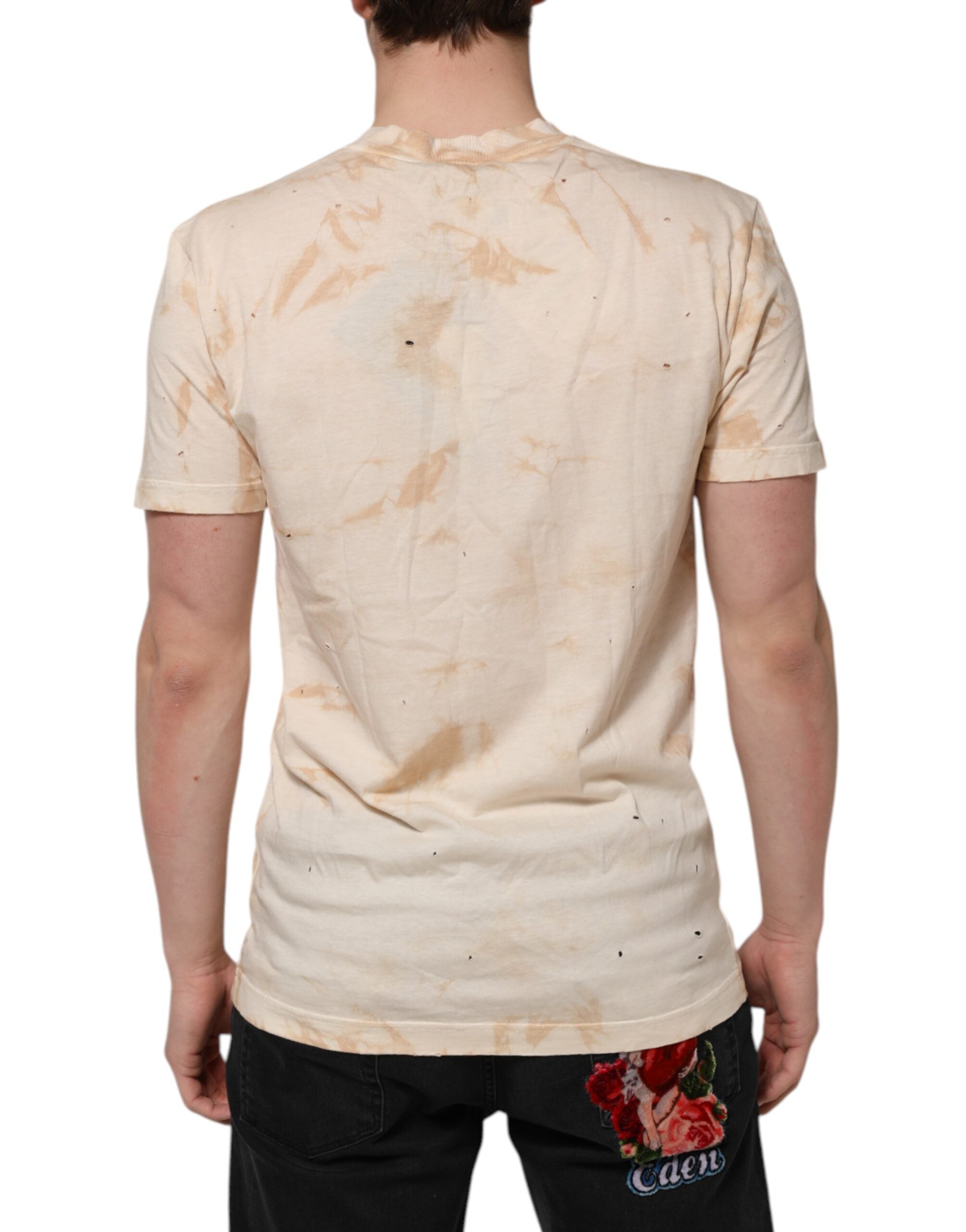 T-shirt beige à logo Dolce & Gabbana à manches courtes et col en V, design imprimé logo, mode masculine élégante.
