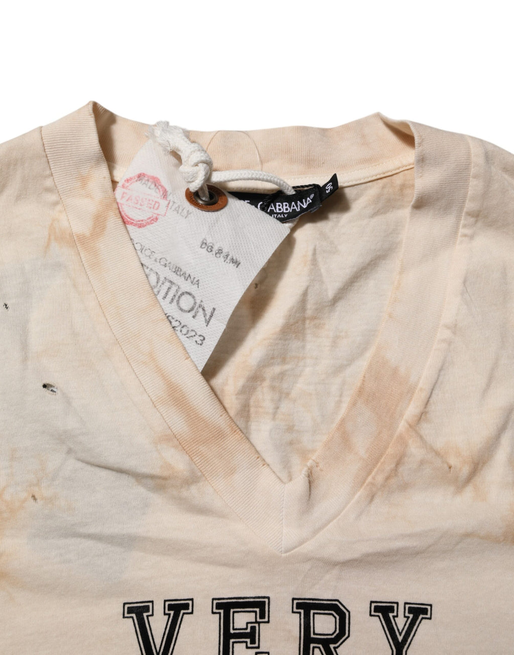 T-shirt Dolce & Gabbana beige à logo imprimé, manches courtes, col en V, tissu léger, style décontracté.