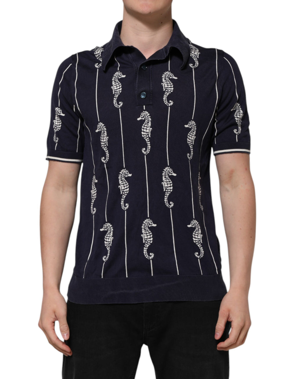 T-shirt polo Dolce & Gabbana bleu foncé avec motif de cheval marin et col, vue de face.