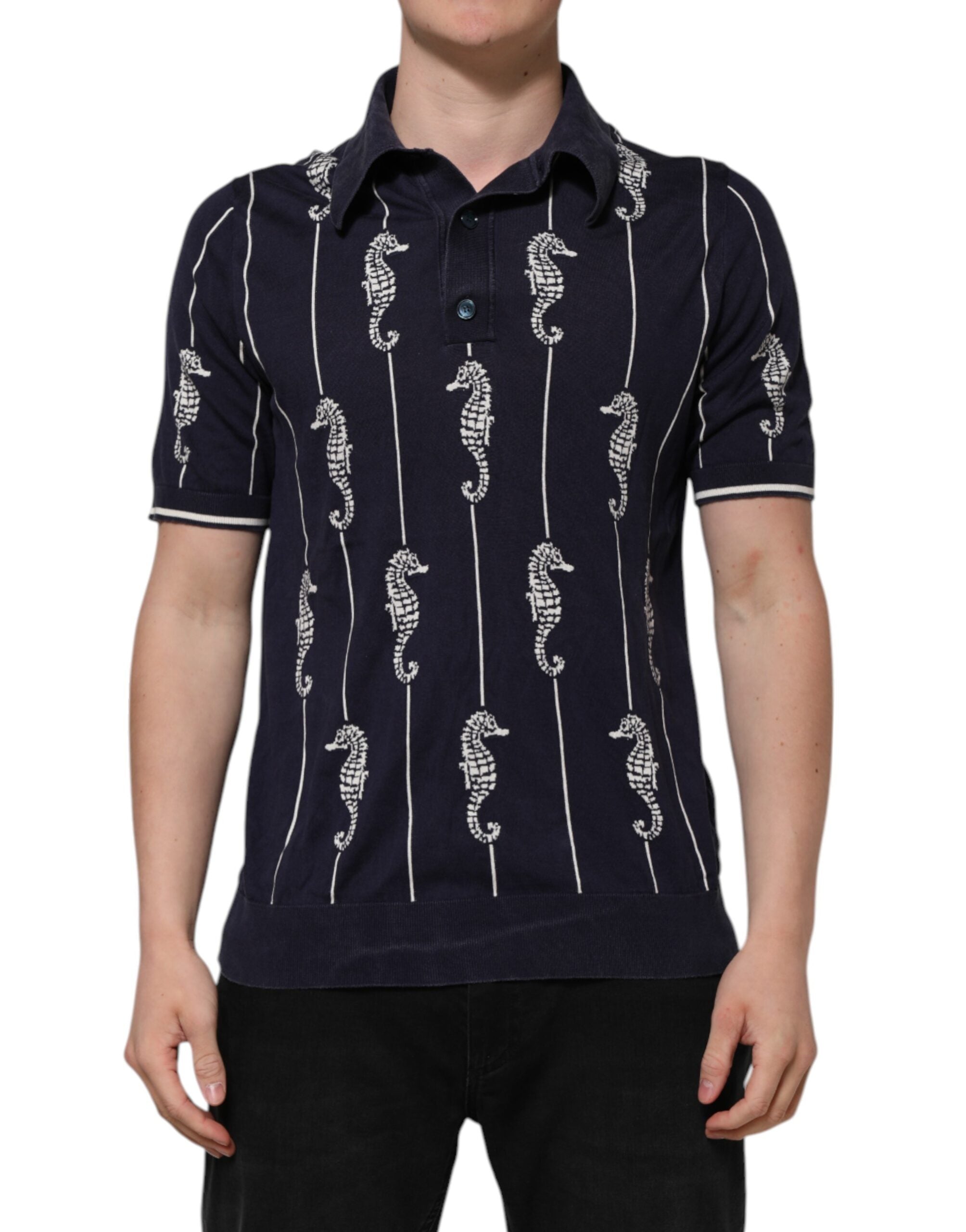 T-shirt polo Dolce & Gabbana bleu marine avec col et motif de cheval marin, détail brodé sur la poitrine.