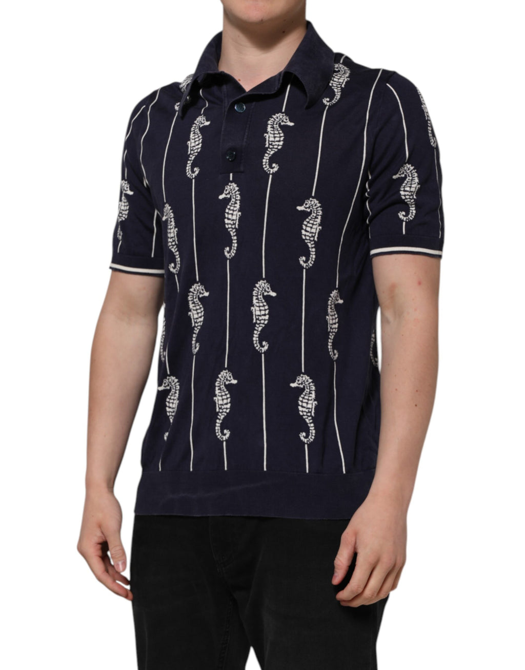 Polo col rond Dolce & Gabbana en bleu foncé avec motif de cheval marin, détails élégants et col à boutons.
