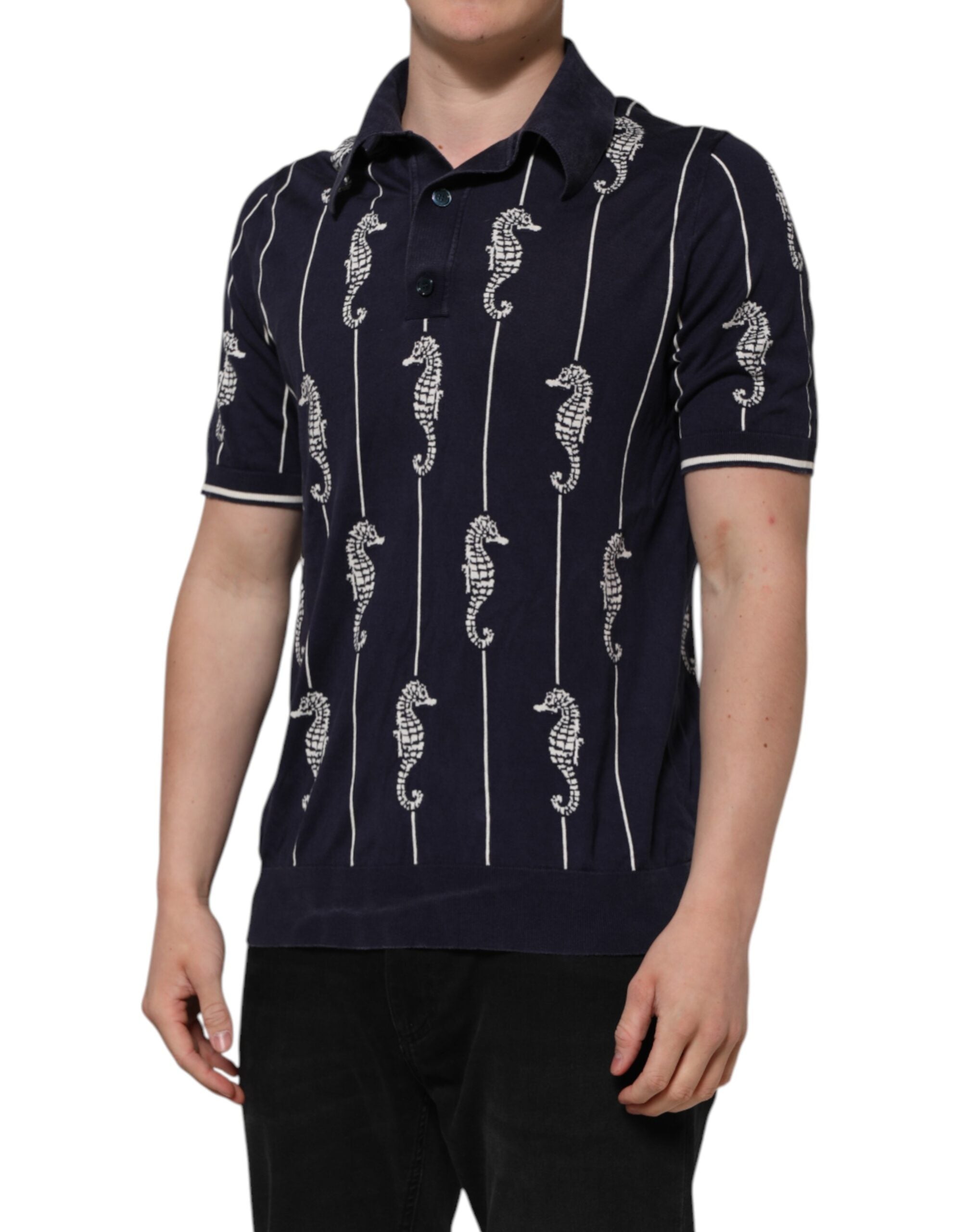 Polo col rond Dolce & Gabbana en bleu foncé avec motif de cheval marin, détails élégants et col à boutons.