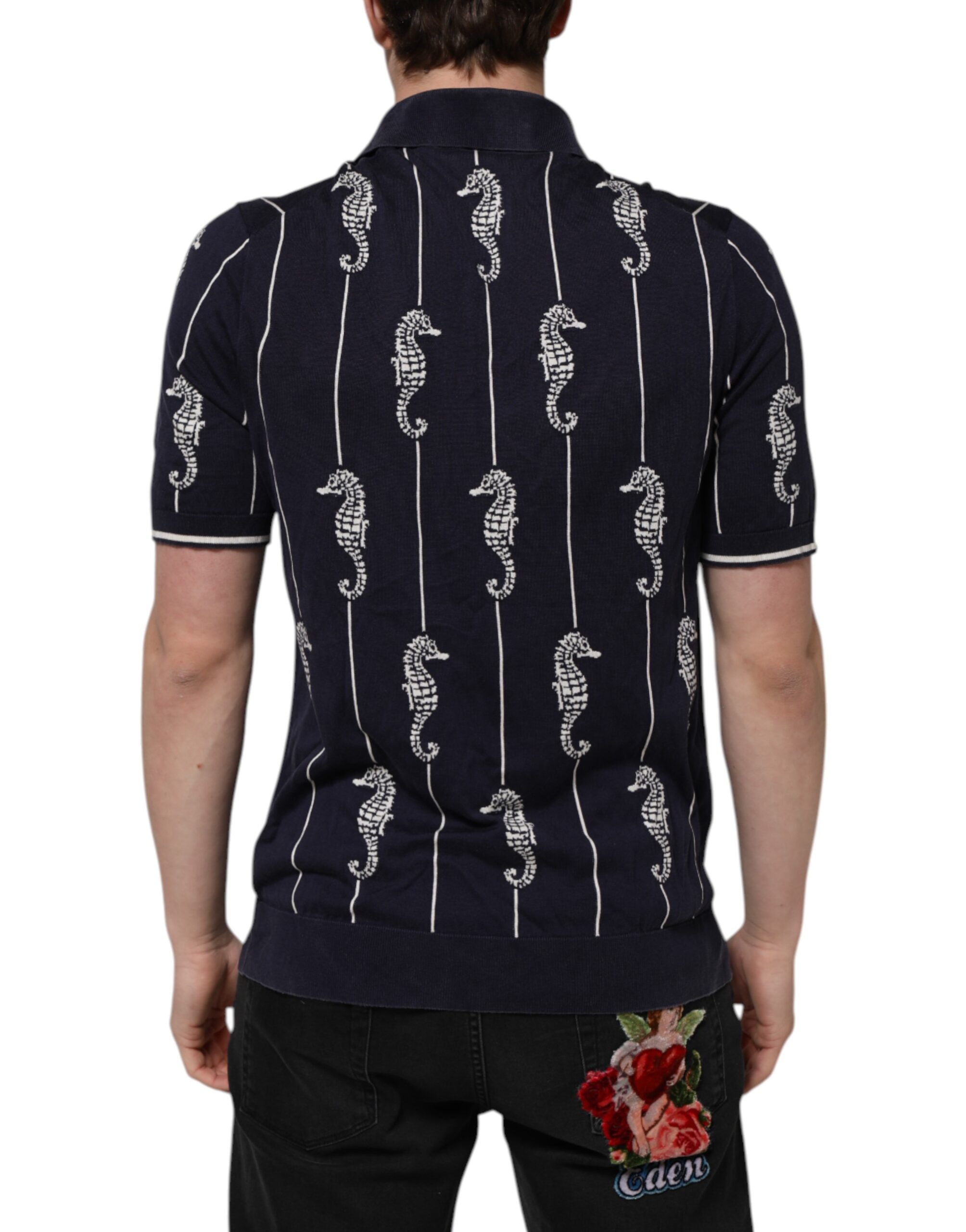 T-shirt polo Dolce & Gabbana bleu marine avec motif de cheval marin et col, en coton, vue de face.