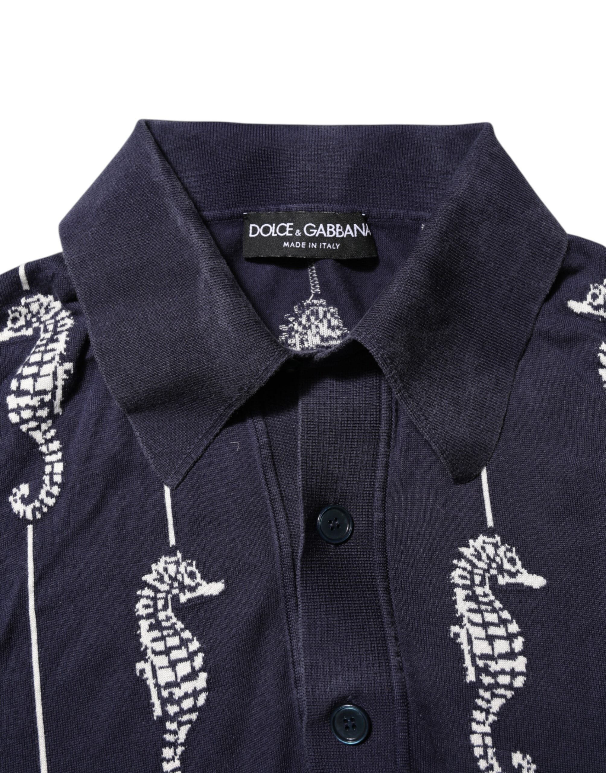 T-shirt polo Dolce & Gabbana bleu marine avec motif de cheval marin et col, idéale pour un look élégant et décontracté.