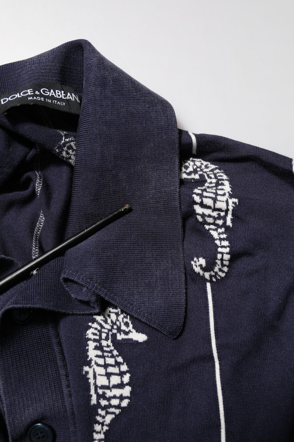 T-shirt polo Dolce & Gabbana bleu foncé avec motif de cheval marin, col élégant, tissu de qualité, mode homme sophistiquée.