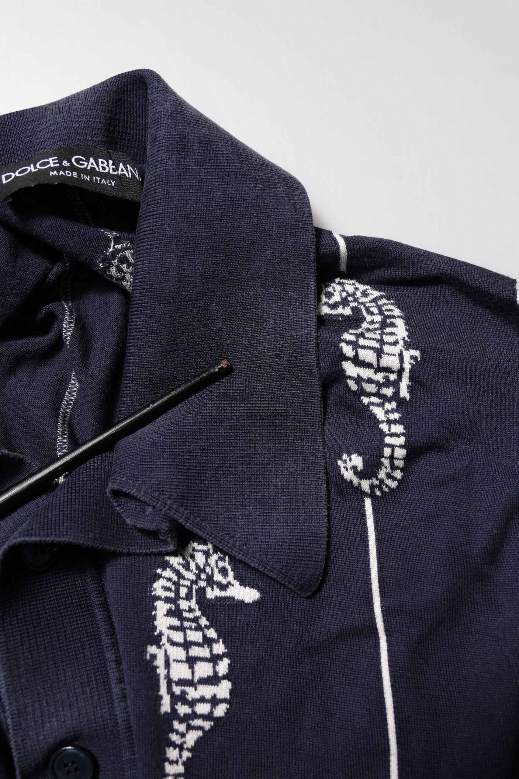 T-shirt polo Dolce & Gabbana bleu foncé avec motif de cheval marin, col élégant, tissu de qualité, mode homme sophistiquée.