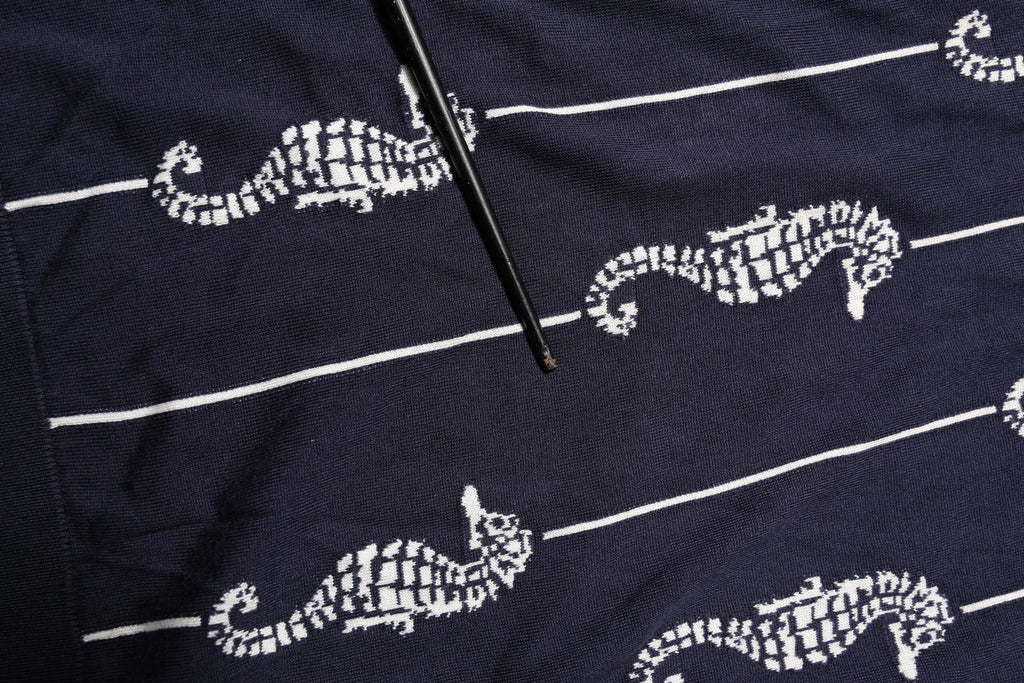 Polo à col avec cheval marin bleu foncé de Dolce & Gabbana, design élégant et détails sophistiqués.
