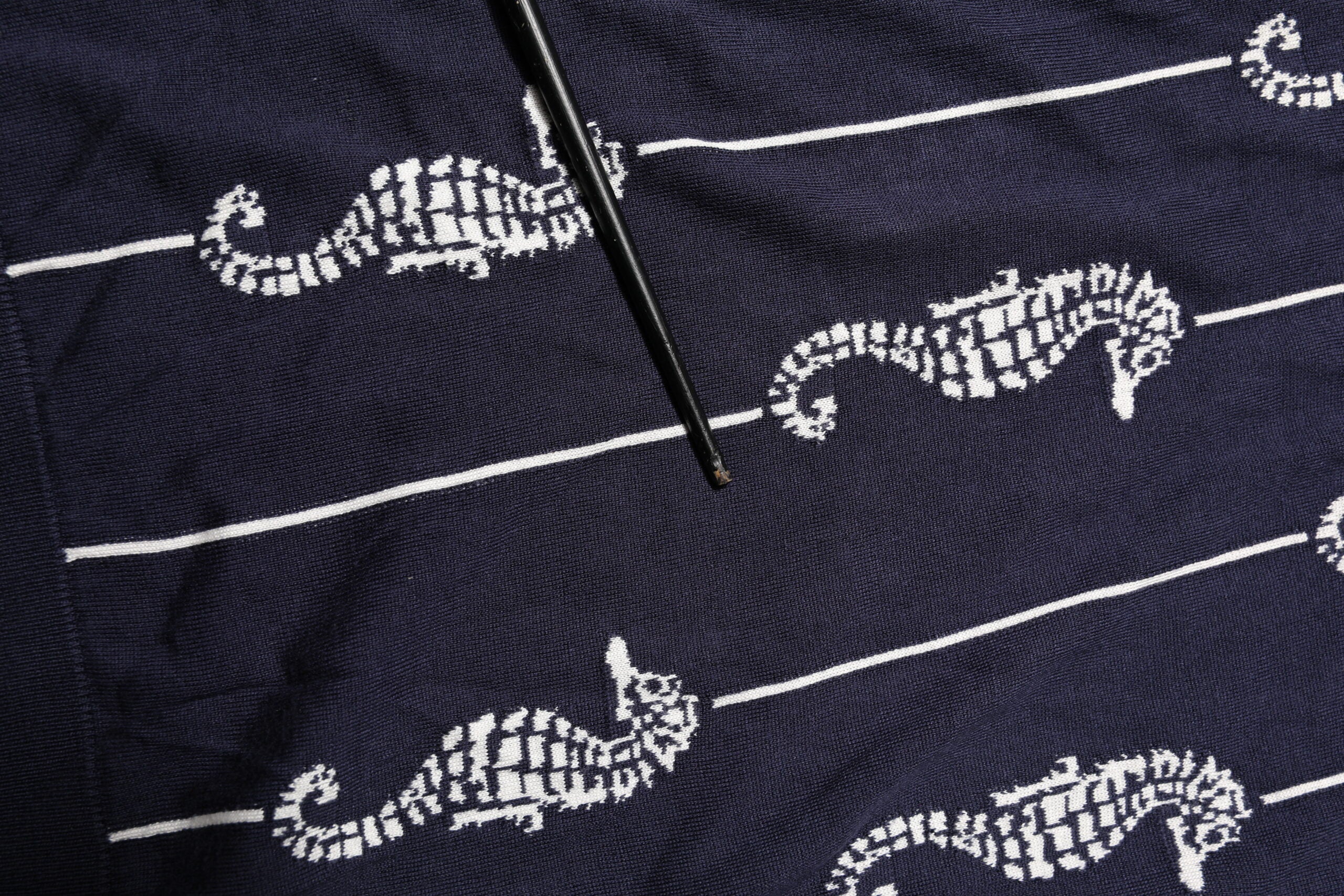 Polo à col avec cheval marin bleu foncé de Dolce & Gabbana, design élégant et détails sophistiqués.