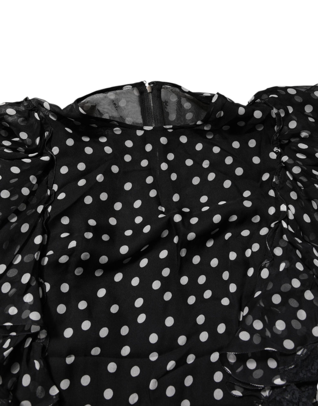 Robe en chiffon à pois noirs et blancs de Dolce & Gabbana, dentelle élégante et coupe fluide pour femme.