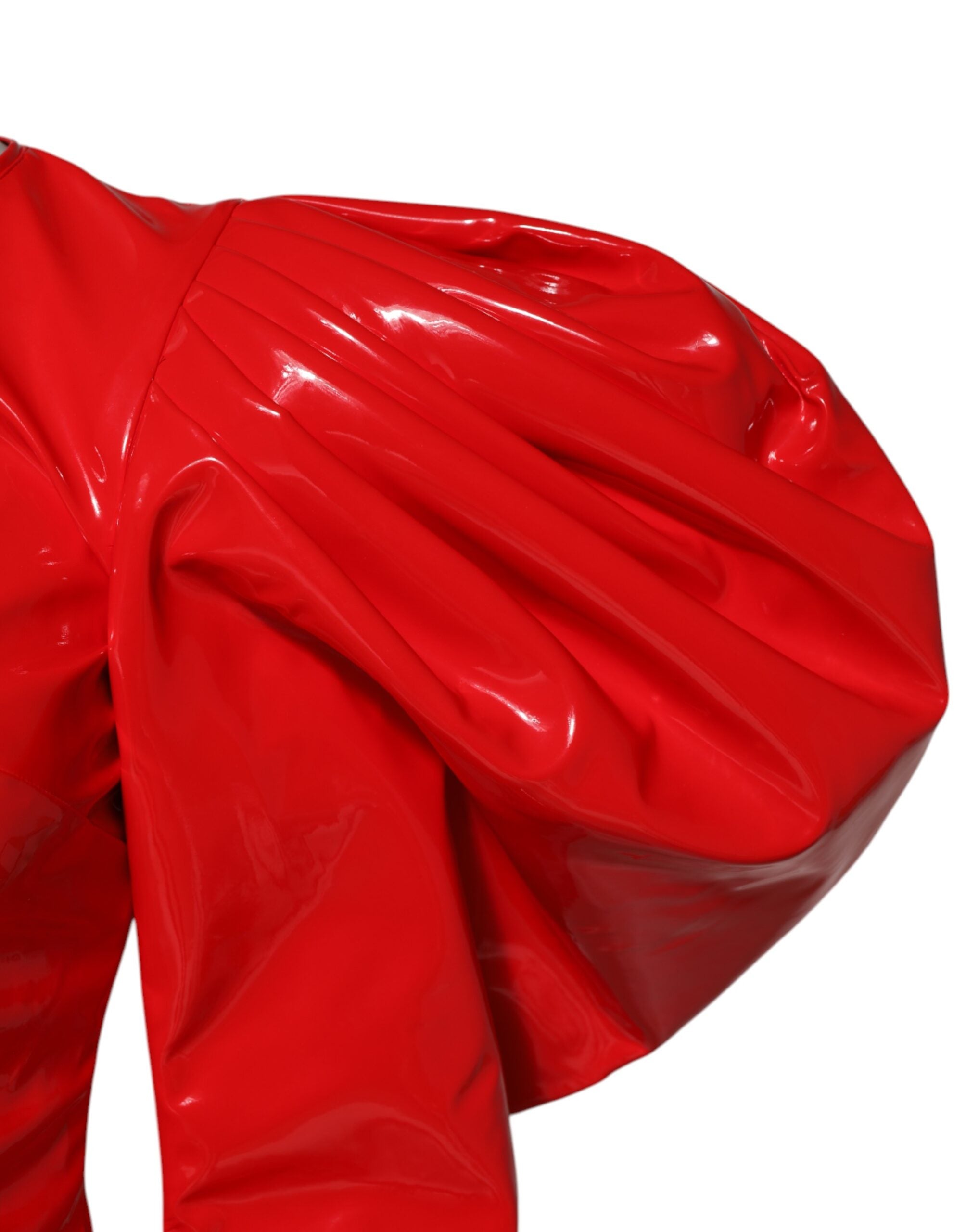 Robe courte en cuir verni rouge Dolce & Gabbana avec manches bouffantes et style élégant.