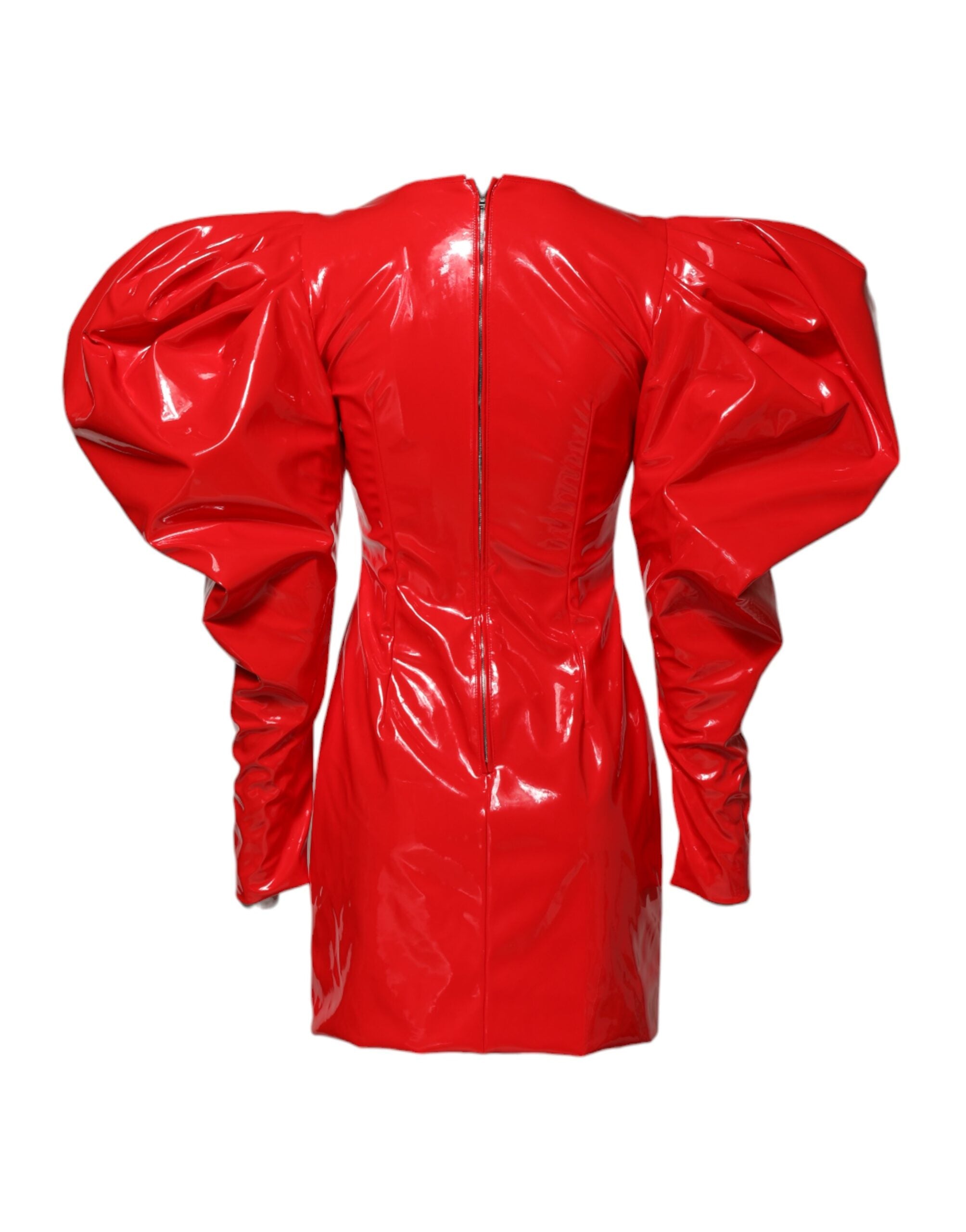 Robe courte en cuir verni rouge Dolce & Gabbana avec manches bouffantes et silhouette élégante.