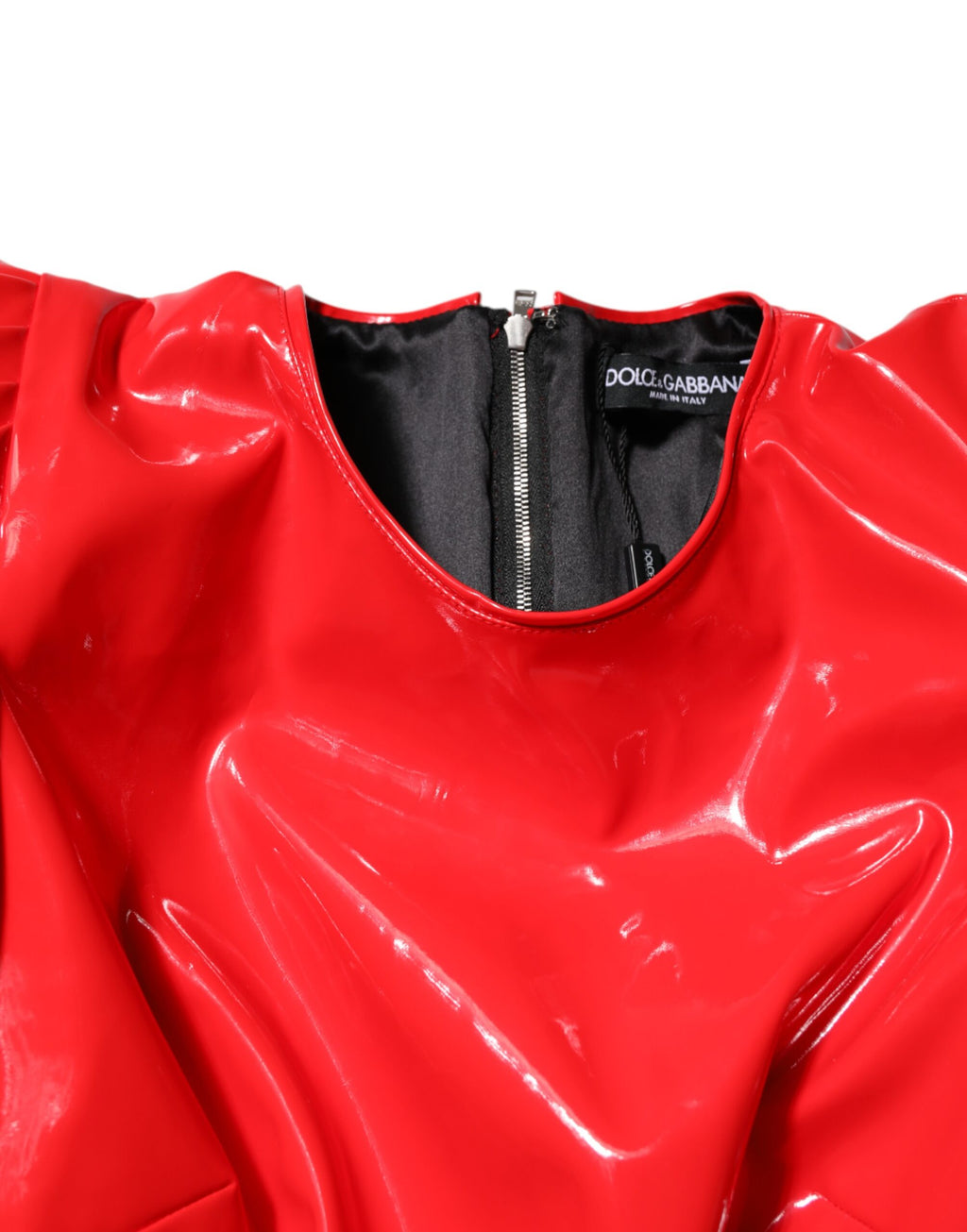 Robe courte en cuir verni rouge Dolce & Gabbana avec manches bouffantes, style élégant et sophistiqué visible sur l'image.