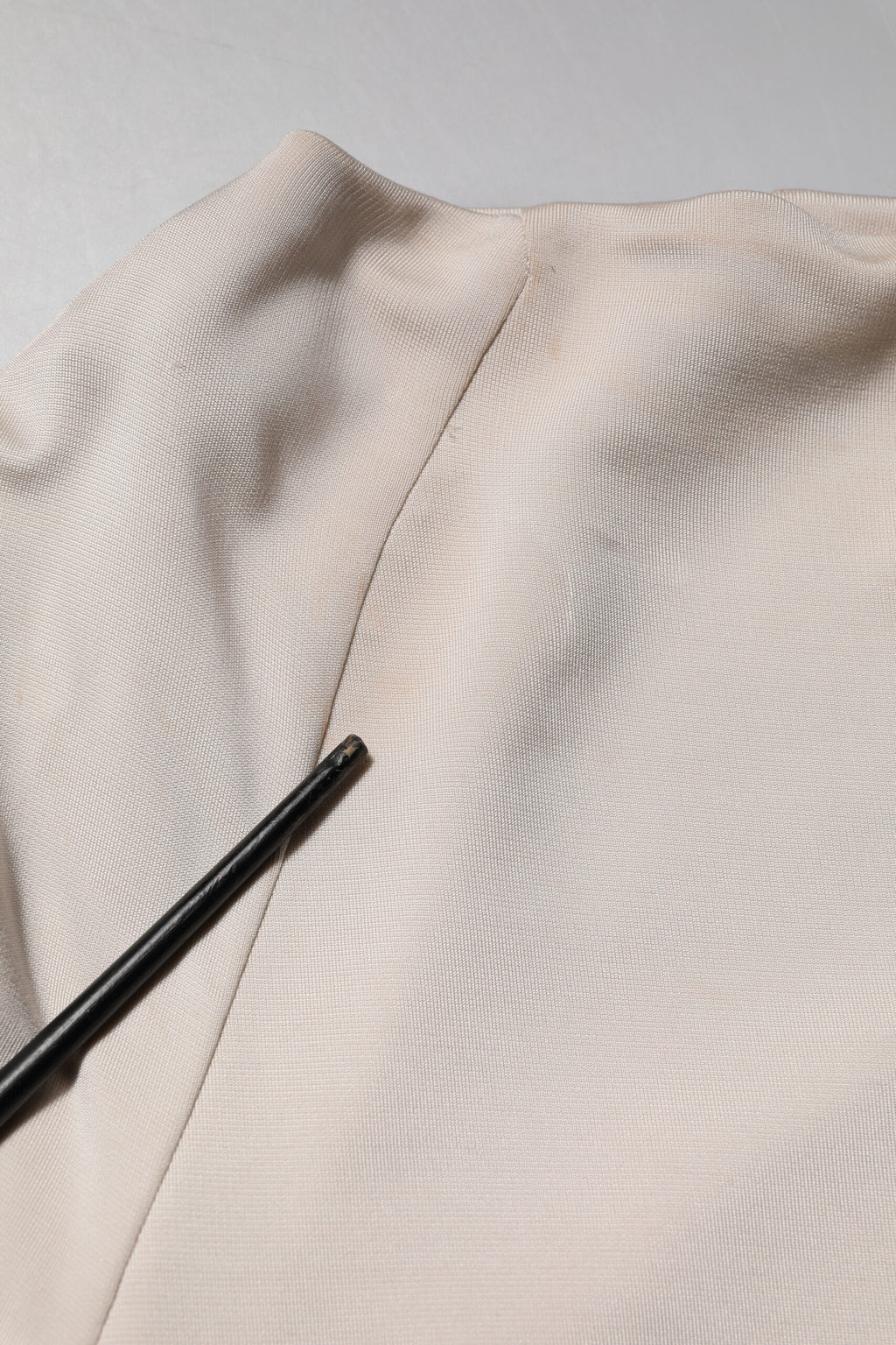 Robe droite en viscose ivoire de Roberto Cavalli, longueur genou, élégante et sophistiquée, visible sur l'image.