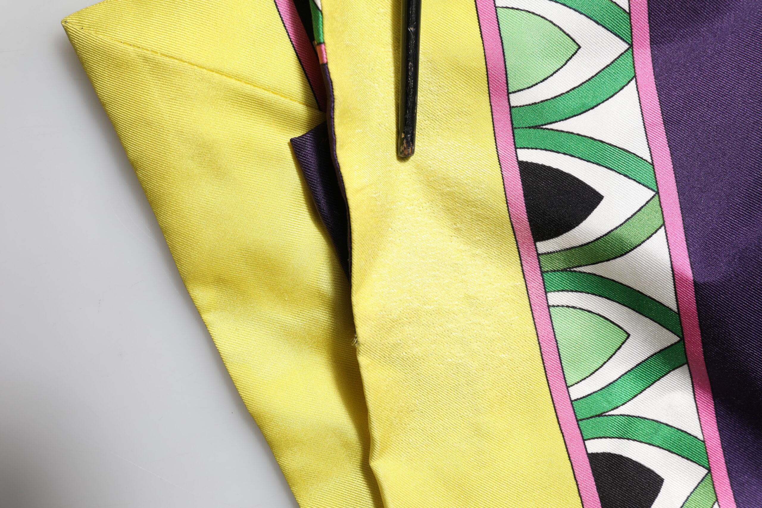Robe longue en soie à manches longues de Dolce & Gabbana avec imprimé floral bleu, style robe de soirée élégante.