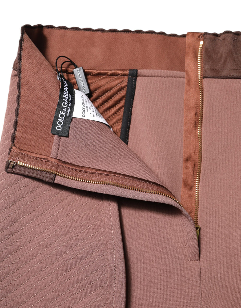 Shorts Dolce & Gabbana en viscose marron à taille haute, style hot pants, visibles avec détails de la mode élégante.