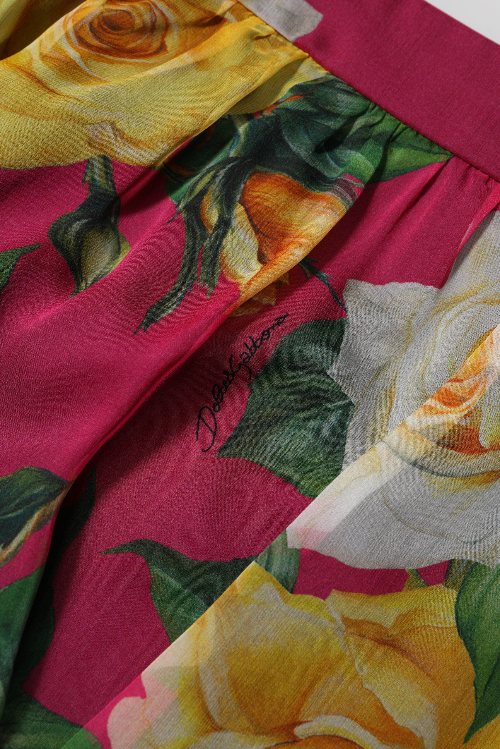 Shorts femme Dolce & Gabbana rouge à fleurs, taille haute, style hot pants, tissu léger et élégant.