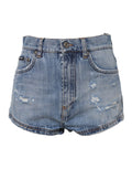 Shorts en denim coton Dolce & Gabbana avec logo bleu et plaque, style hot pants, visible détails du tissu et de la finition.