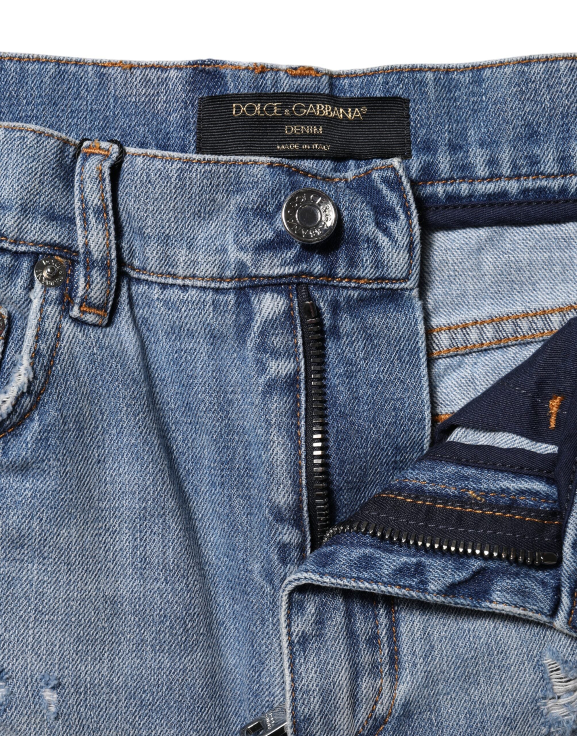 Short en denim coton Dolce & Gabbana avec plaque logo bleue, style hot pants, visible détails du tissu et de la conception.