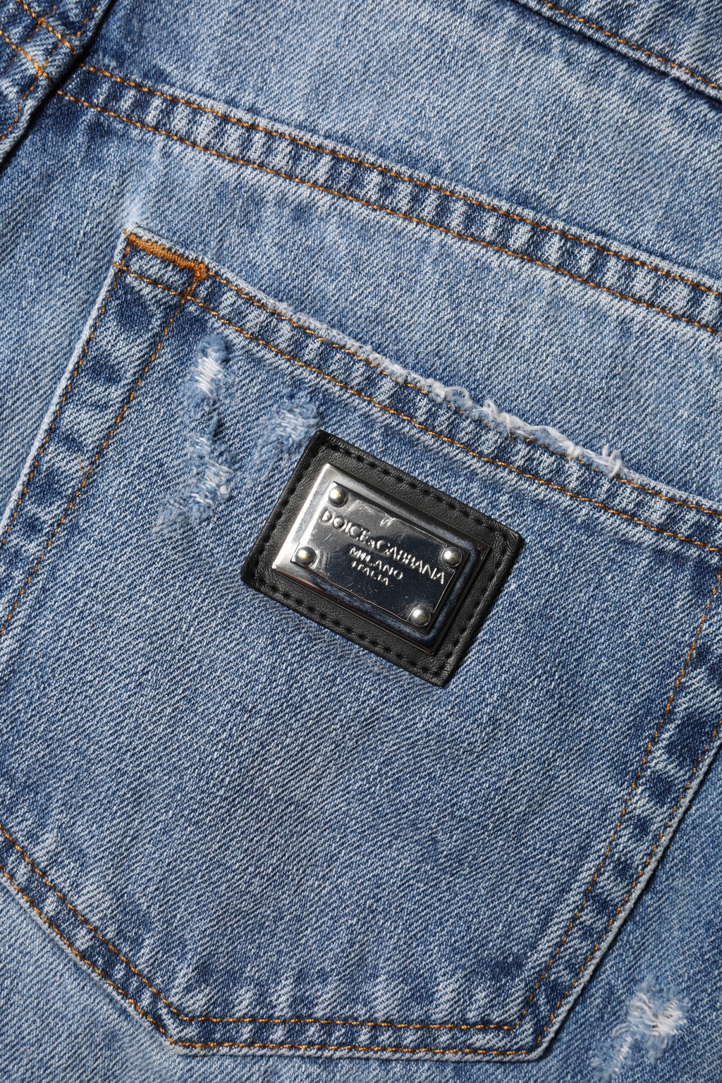 Shorts en denim coton Dolce & Gabbana avec plaque logo bleue, style hot pants élégants et tendance.